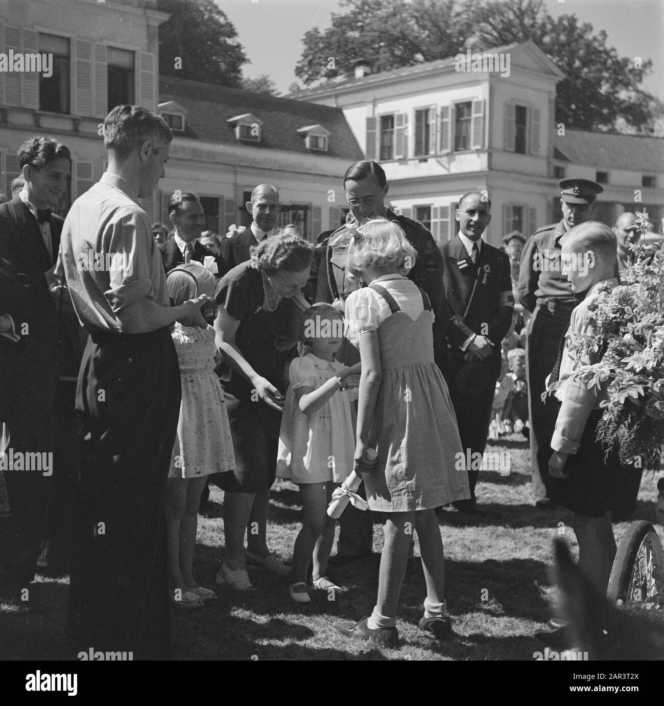Principessa di compleanno Irene. Reportage del giardino dei bambini festa Palazzo Soestdijk compleanno principessa Irene. Reportage dei bambini giardino partito palazzo soestdijk Data: 4 agosto 1945 Parole Chiave: Casa reale, seconda guerra mondiale Nome istituzione: Paleis Soestdijk Foto Stock