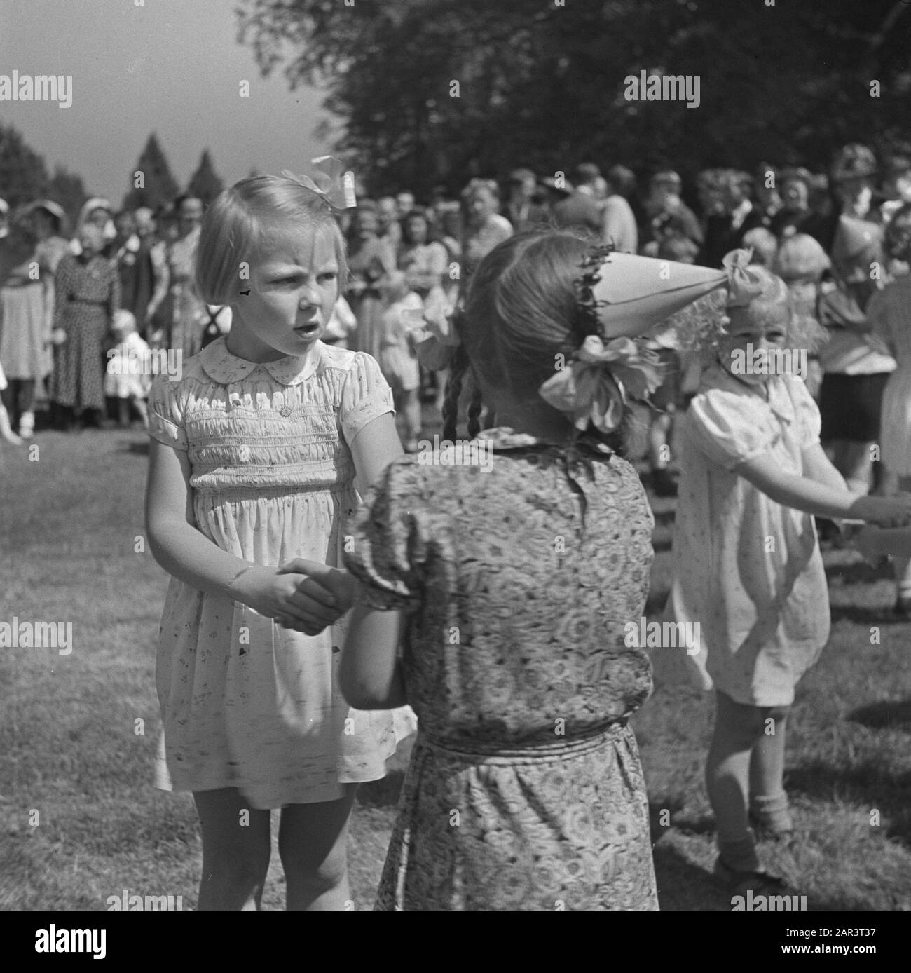 Principessa di compleanno Irene. Reportage del giardino dei bambini festa Palazzo Soestdijk compleanno principessa Irene. Reportage dei bambini giardino partito palazzo soestdijk Data: 4 agosto 1945 Parole Chiave: Casa reale, seconda guerra mondiale Nome istituzione: Paleis Soestdijk Foto Stock