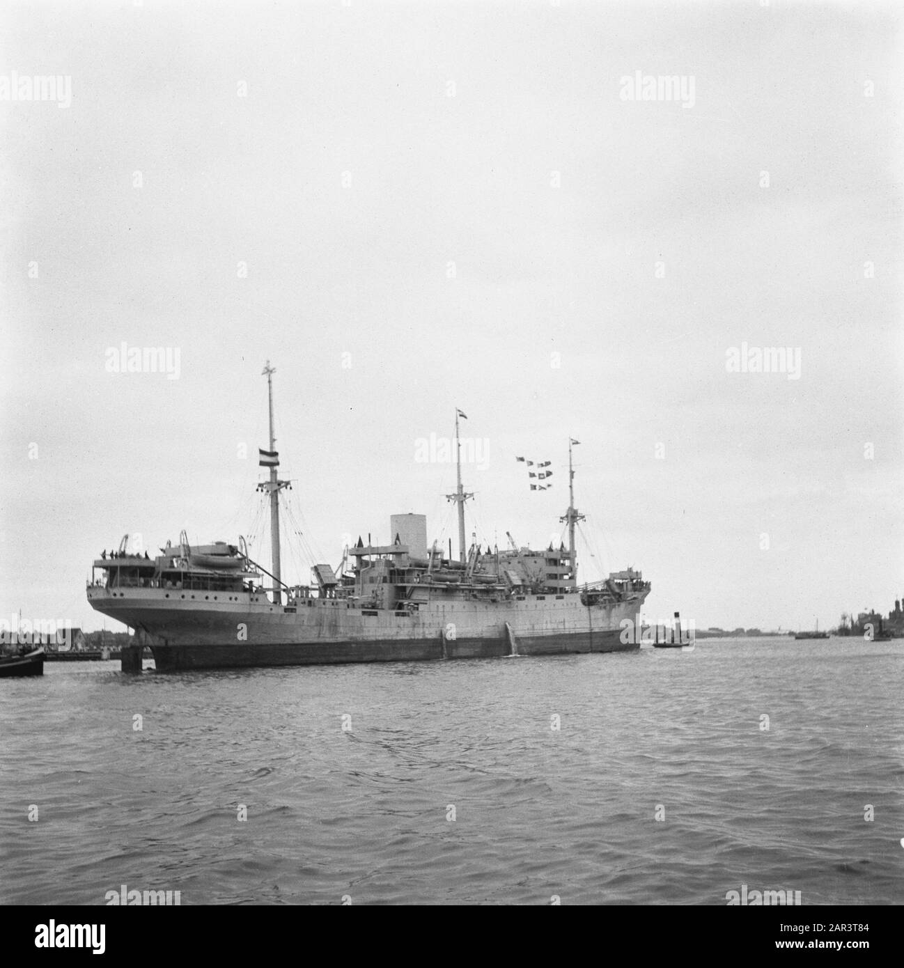 Tarakan (nave) Casa del Tarakan Annotazione: Il freighter ms' Tarakan '(1930) della nave a vapore' Nederland '(SMN) ritorna come prima nave della SMN, sotto il capitano J.B. Roeterink, dopo cinque anni e mezzo di guerra in mare, torna ad Amsterdam. Data: 5 Settembre 1945 Luogo: Amsterdam Parole Chiave: Spedizione, Navi Foto Stock