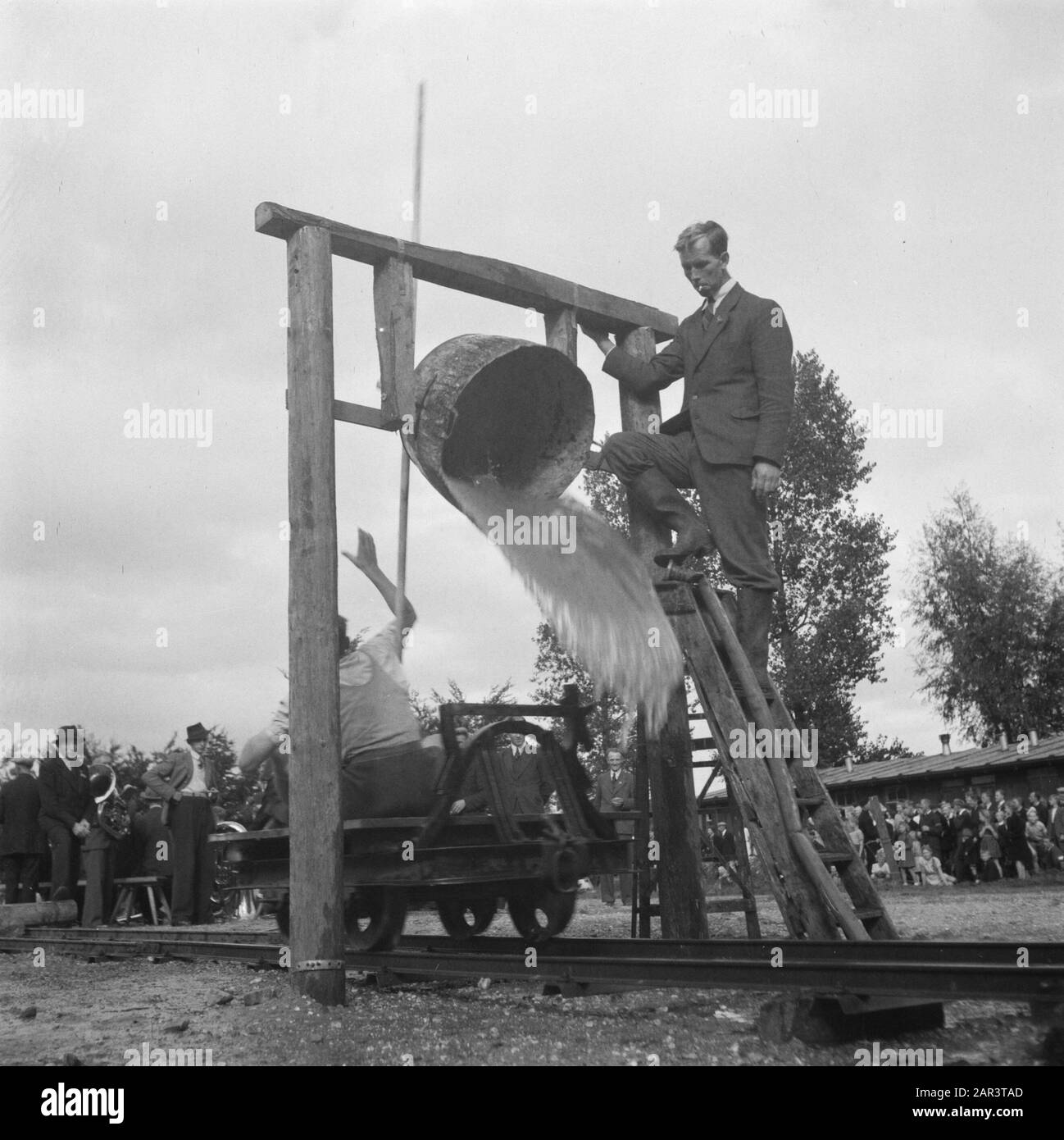 Boerenfeest in un villaggio di Drenthe UN camion corre sotto una tonnellata di acqua per data: 1945 luogo: Drenthe Parole Chiave: Folklore, Seconda guerra mondiale Foto Stock