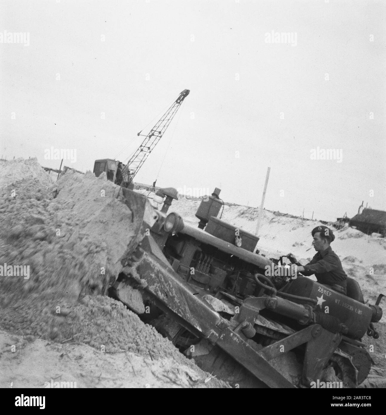 Walcheren: Restelling Nollegat nella parete del mare e altri luoghi in Walcheren bulldozer militare durante il lavoro Data: 1945 luogo: Walcheren Parole Chiave: Recupero, seconda guerra mondiale, ricostruzione Foto Stock
