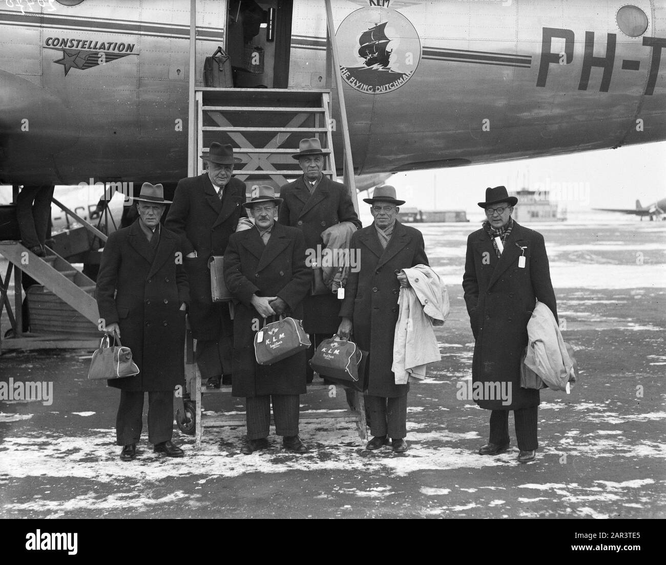 Commissione parlamentare di ritorno dall'Occidente, sig. G.C.J.D. Kropman Presidente, dr. S.E.B. Bierema. Il Sig. H.J.W.A. Meyerink, Prof. Dr. J.h.a. Logemann, Prof. J. de Zwaan e Segretario M. F.F.F.F.A. de Nee a Babberich. Data: 19 febbraio 1947 luogo: Schiphol Parole Chiave: Parlamentari, aeroporti Foto Stock