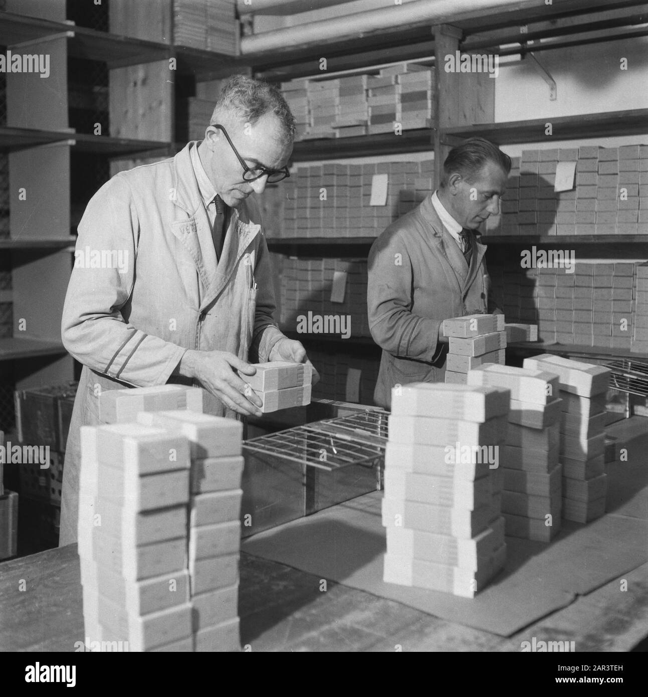 Stampa di nuovi soldi in stampa pacchetti Enschedé banconote in imballaggio Data: 1945 Parole Chiave: FINANCIEN, seconda guerra mondiale Foto Stock