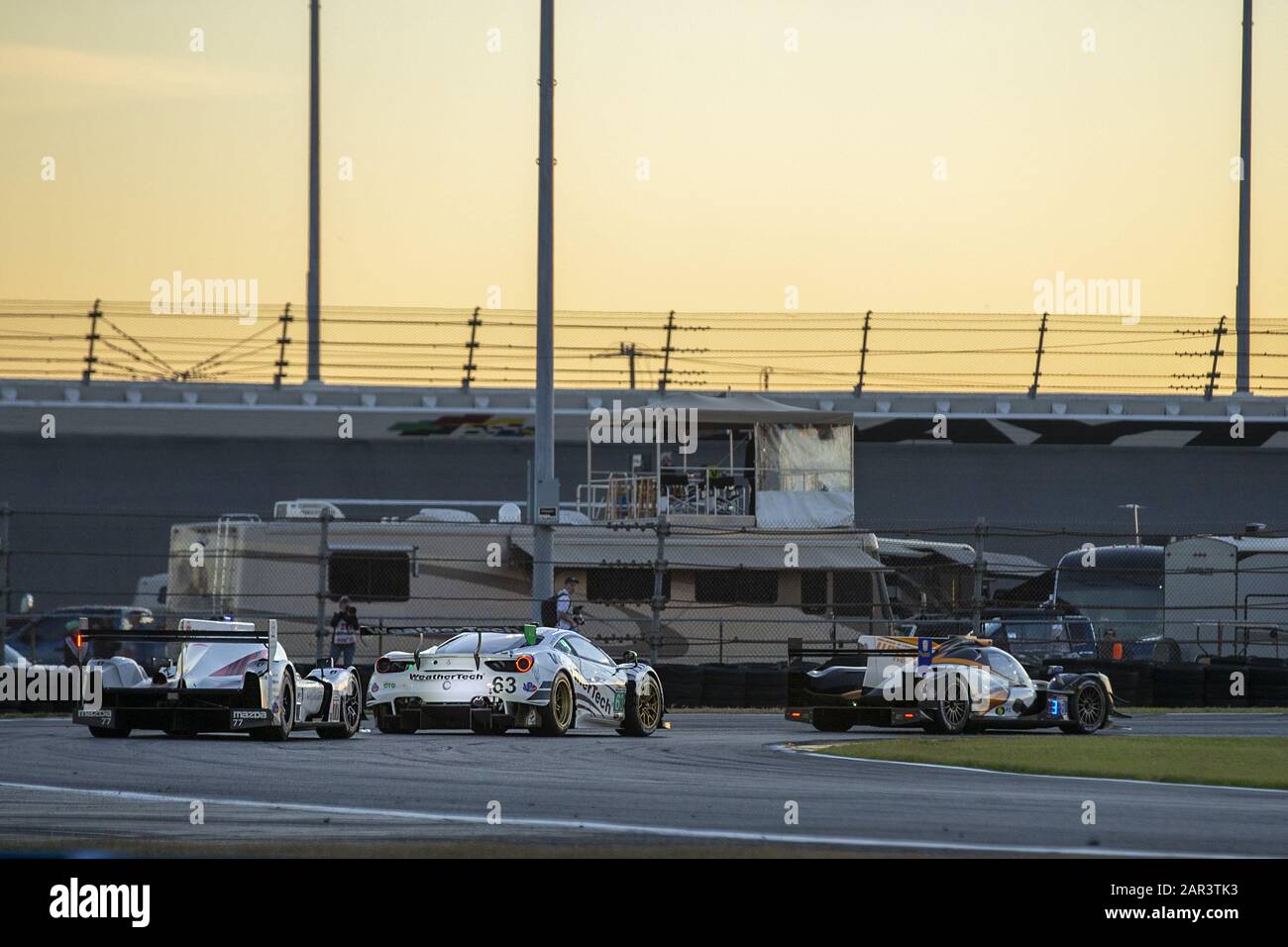 Daytona Beach, Florida, Stati Uniti. 25th Gen 2020. La Scuderia corsa Ferrari 488 GT3 corse in auto per la Rolex 24 A Daytona al Daytona International Speedway di Daytona Beach, Florida. (Immagine Di Credito: © Logan Arce/Asp) Foto Stock