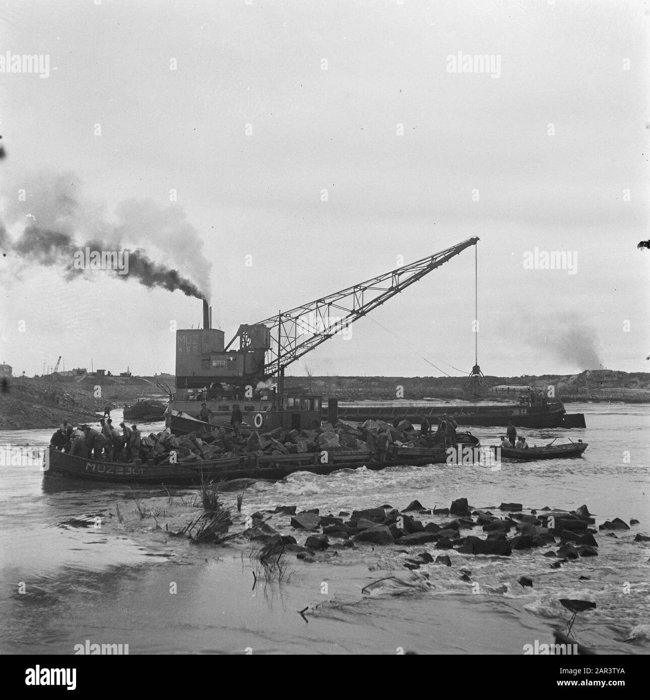 Recupero: Walcheren (Nollegat) Restelling Nollegat.. Ponti con blocchi di basalto e gru a vapore Data: 1945 luogo: Walcheren, Zeeland Parole Chiave: Recupero Nome personale: Nollegat Foto Stock