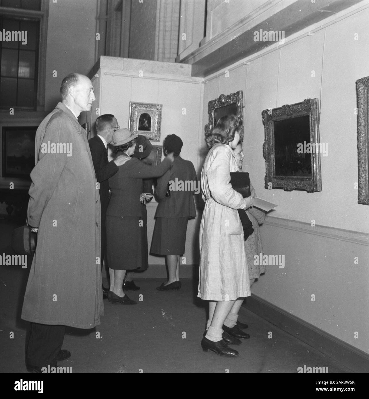 Mostra: Riunione dei maestri [nel Rijksmuseum di Amsterdam] pubblico vedere i dipinti Data: 1945 luogo: Amsterdam, Noord-Holland Parole Chiave: Musei, mostre Foto Stock
