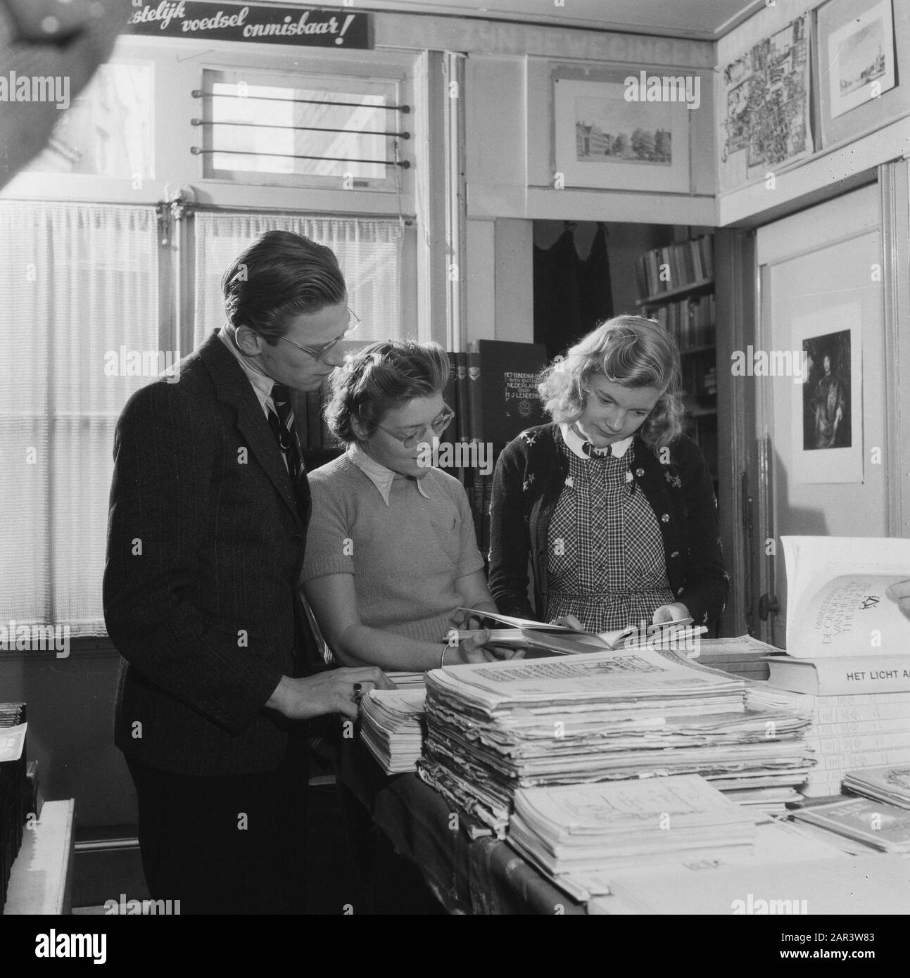 Finanza: Purificazione del denaro riduzioni di prezzo dovute alla ristrutturazione del denaro, libreria Data: 1945 Parole Chiave: Finanza, riduzioni di prezzo Foto Stock