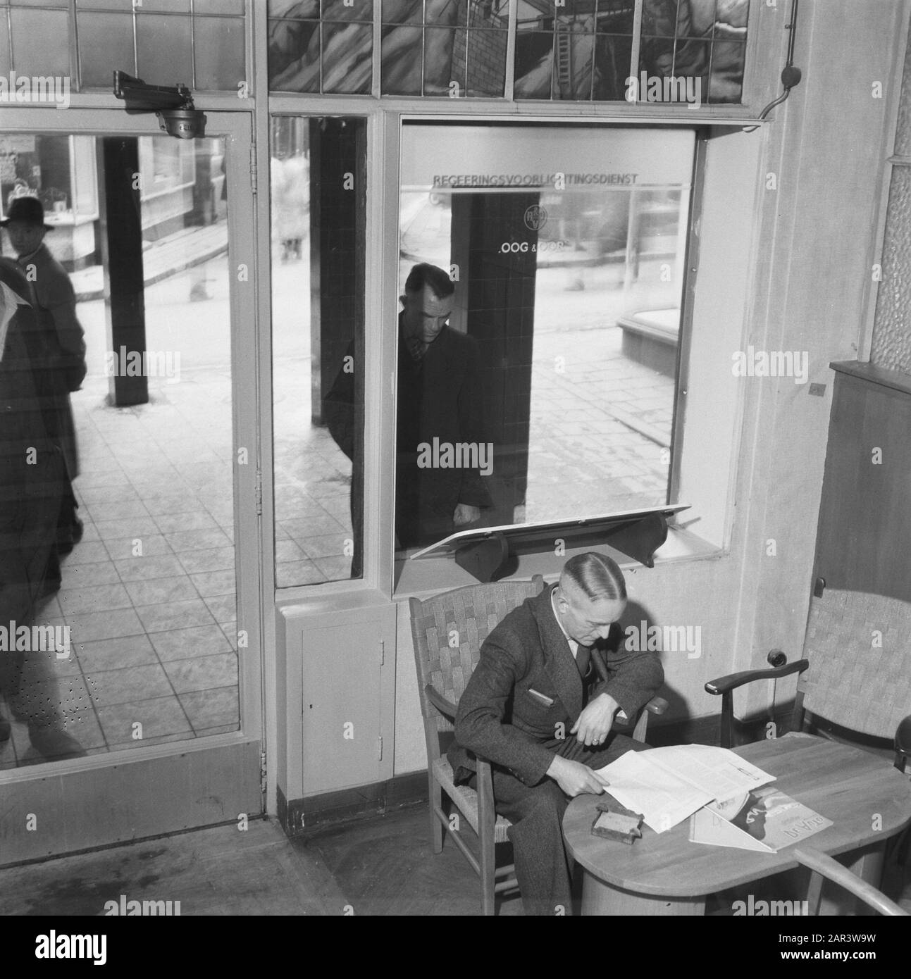 Costruzione di RVD in Kalverstraat ad Amsterdam (Oog en Ear) Data: 1945 luogo: Amsterdam, Noord-Holland Parole Chiave: Informazioni Nome istituto: RVD Foto Stock
