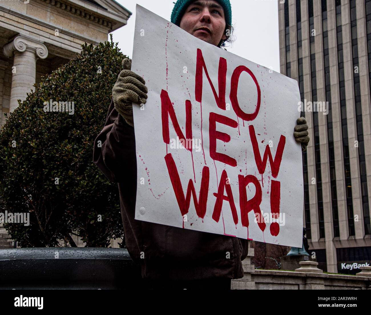 Dayton, Stati Uniti. 25th Gen 2020. Un protestante tiene un cartello che dice No new war durante la manifestazione.Durante La Protesta di Global Day, i membri del partito per il socialismo e la protesta di liberazione per rimuovere tutta la presenza di truppe degli Stati Uniti dal paese dell'Iraq. Credit: Sopa Images Limited/Alamy Live News Foto Stock