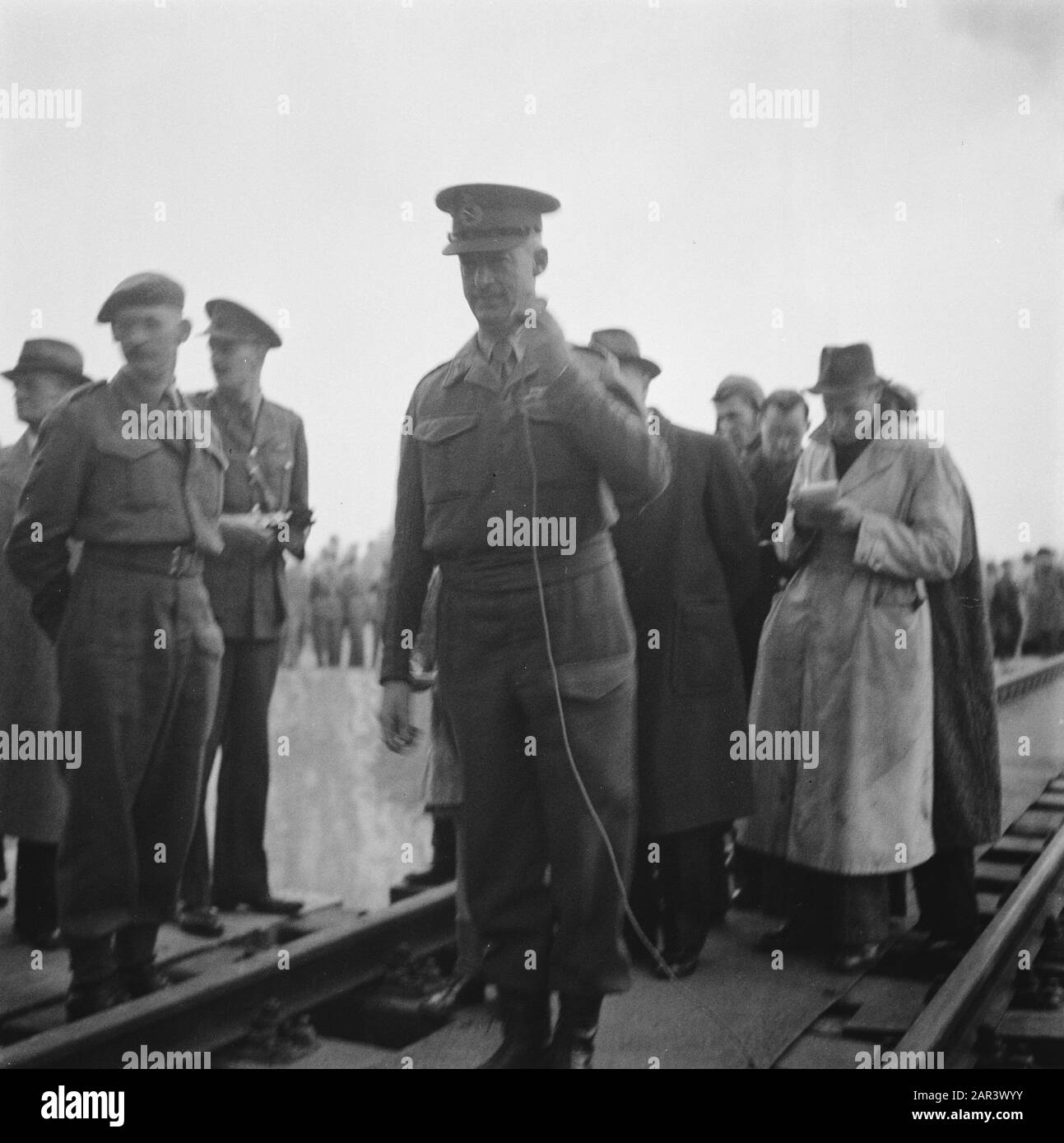 Nieuwe IJsselbrug Deventer 1945 Ponte ferroviario Di Apertura sul IJssel a Deventer. MacMullen, che ha progettato il ponte, dietro di lui ir. Hupkes, presidente del NS] Annotazione: Costruito in sei mesi da British Godendo Forks e NS Railway Engineers. Data: 2 novembre 1945 luogo: Deventer Parole Chiave: Militare, pubblico, discorsi, seconda guerra mondiale Foto Stock