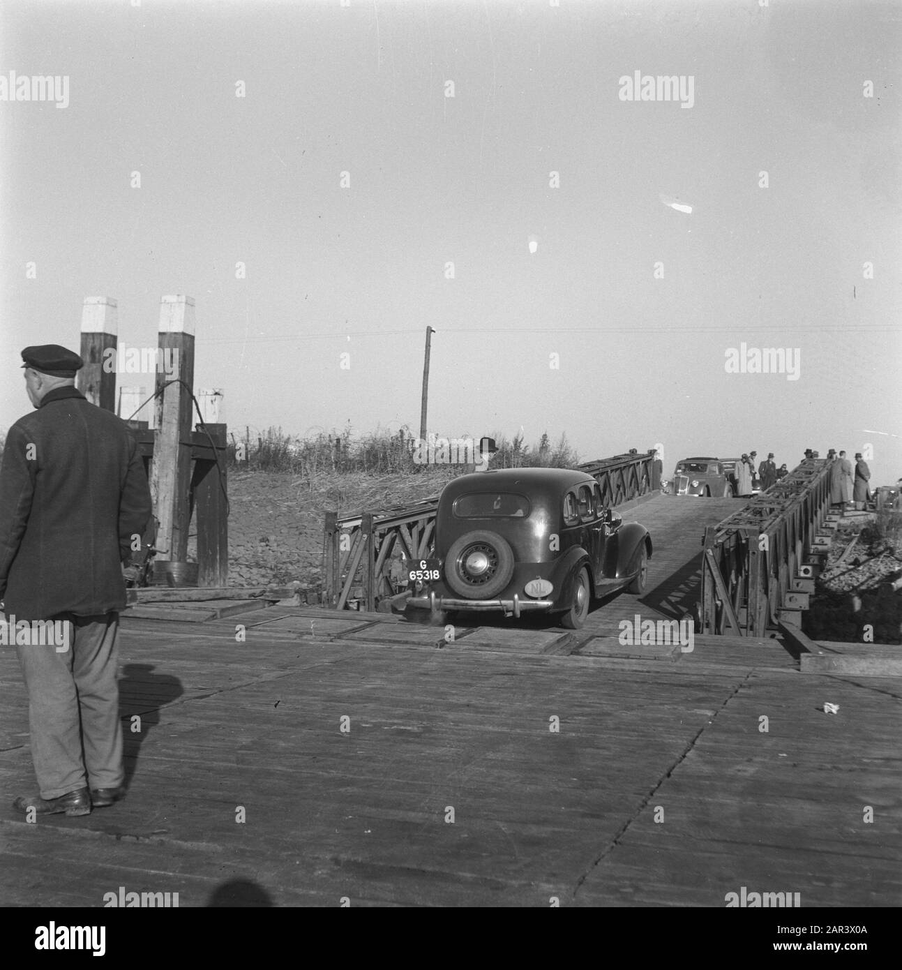 [Schouwen-Duiveland] Data: 1945 luogo: Schouwen-Duiveland Parole Chiave: Automobili, ponti, uomini, seconda guerra mondiale Foto Stock