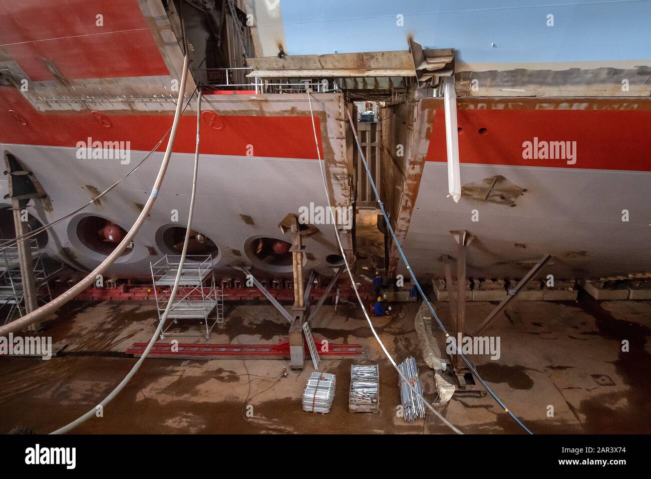 Papenburg, Germania. 22nd Gen 2020. Presso il cantiere navale Meyer si sta lavorando su una nave da crociera. Il cantiere navale Meyer di Emsland, noto per la costruzione di navi da crociera giganti, celebra il 225th anniversario della fondazione dell'azienda il 28 gennaio. Credito: Sina Schuldt/Dpa/Alamy Live News Foto Stock