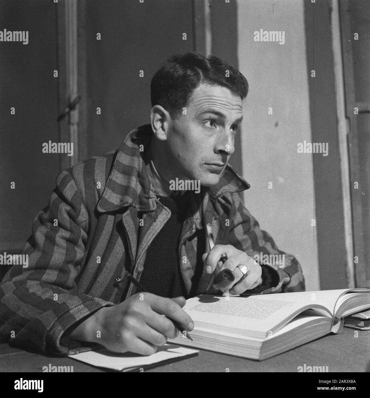 Kriterion Student Theatre di Amsterdam Studenti con libro Data: 9 Novembre 1945 luogo: Amsterdam, Noord-Holland Parole Chiave: Cinema, studenti, teatri Nome istituto: Kriterion Foto Stock