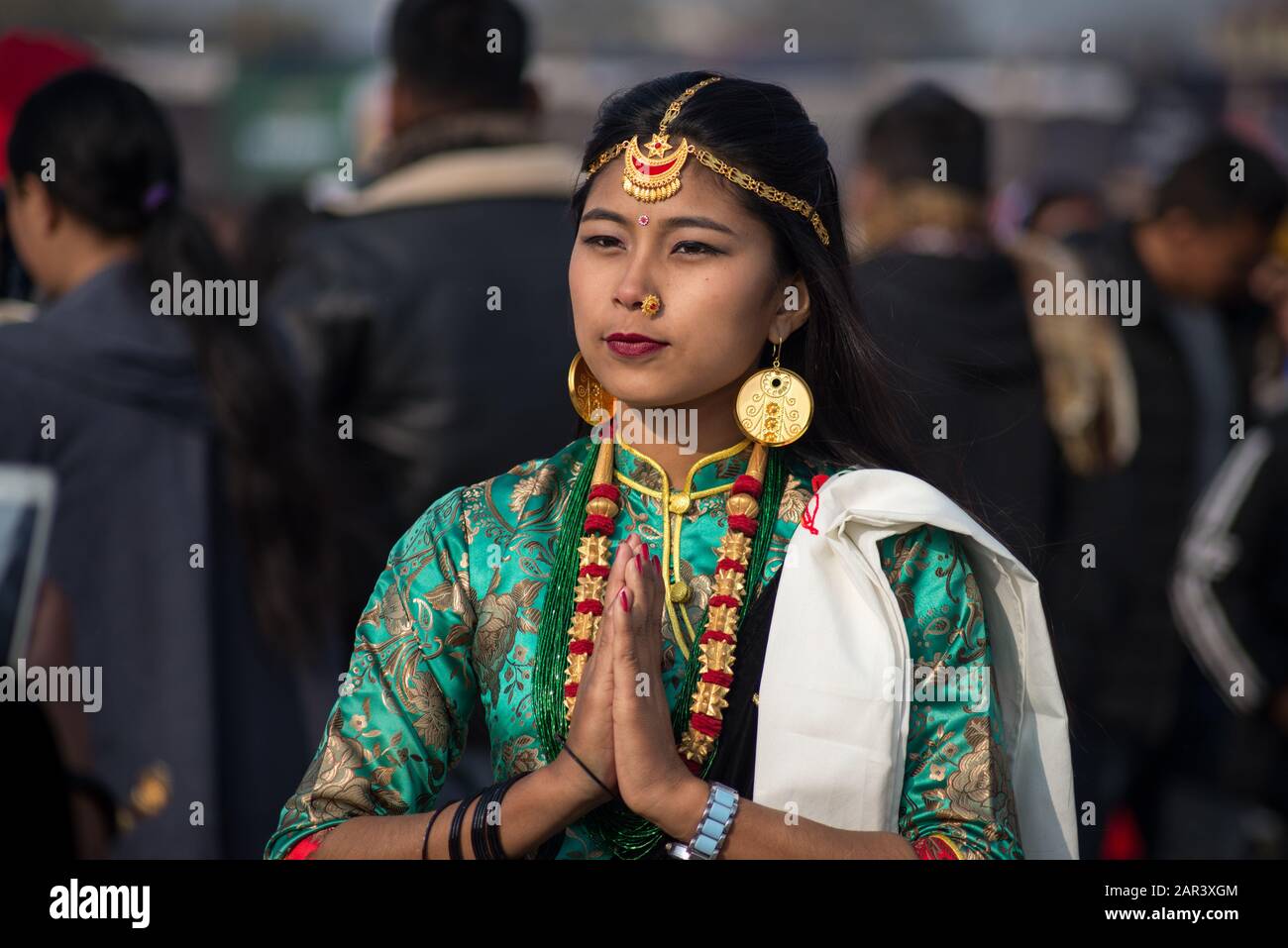 Kathmandu, Nepal. 25th Gen 2020. Una donna Tamang in un abbigliamento tradizionale durante la celebrazione.la comunità Tamang celebra Sonam Losar o Capodanno che si verifica contemporaneamente con il cinese e mongolo nuovo anno. Credit: Sopa Images Limited/Alamy Live News Foto Stock