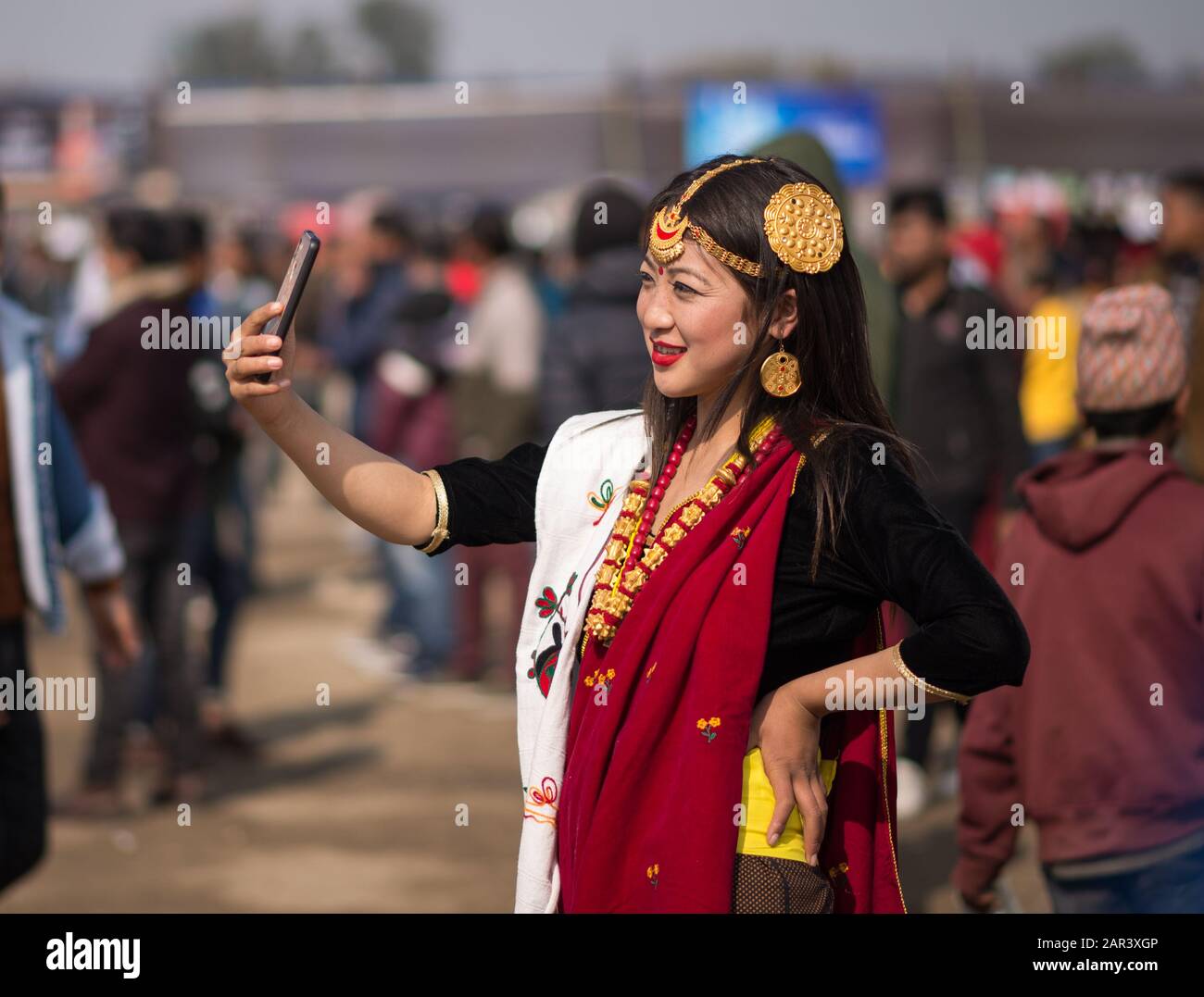 Kathmandu, Nepal. 25th Gen 2020. Una donna Tamang in un abbigliamento tradizionale che prende un selfie durante la celebrazione.la comunità Tamang celebra Sonam Losar o Capodanno che si verifica contemporaneamente con il cinese e mongolo nuovo anno. Credit: Sopa Images Limited/Alamy Live News Foto Stock