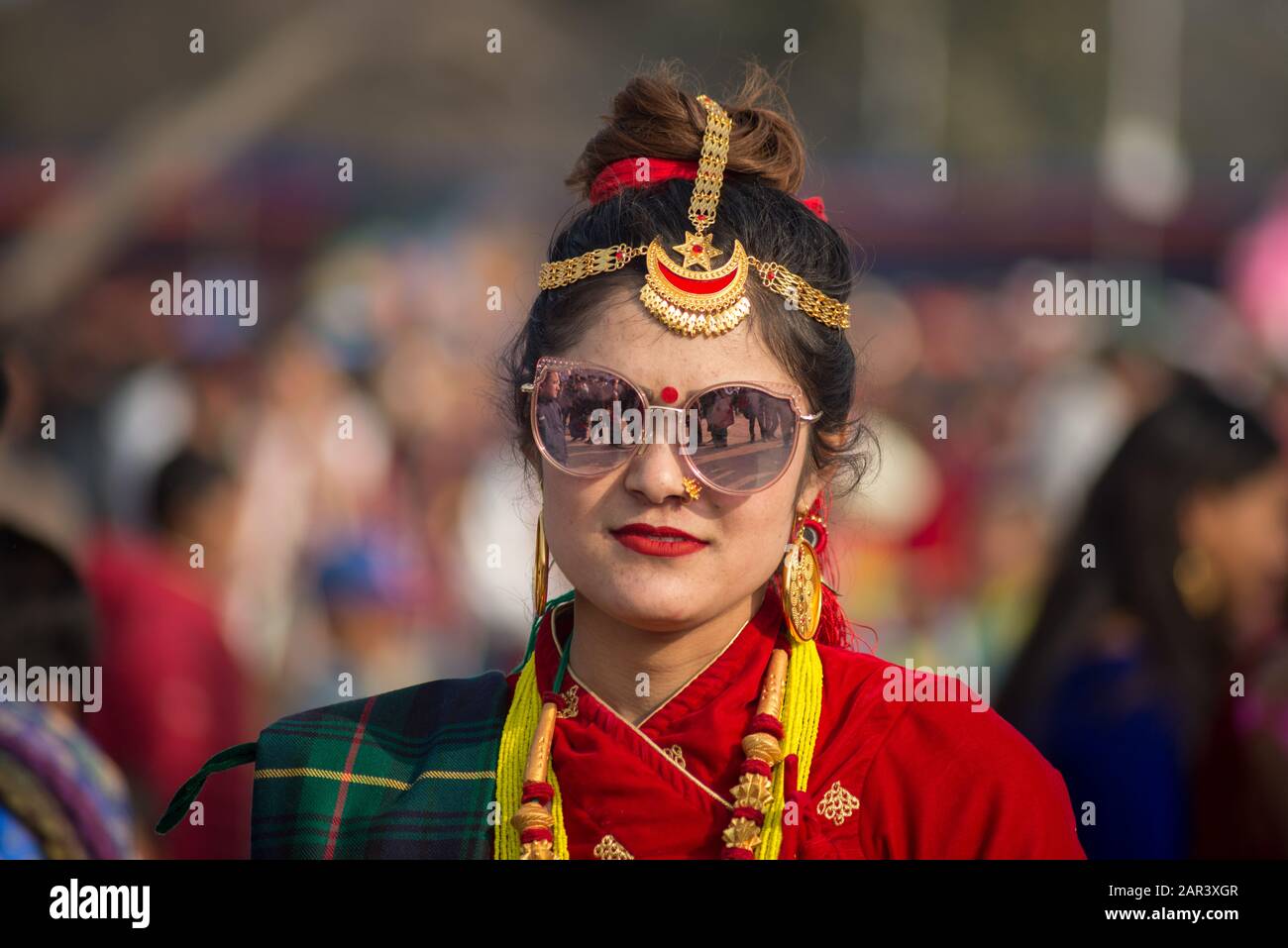 Kathmandu, Nepal. 25th Gen 2020. Una donna Tamang in un abbigliamento tradizionale durante la celebrazione.la comunità Tamang celebra Sonam Losar o Capodanno che si verifica contemporaneamente con il cinese e mongolo nuovo anno. Credit: Sopa Images Limited/Alamy Live News Foto Stock