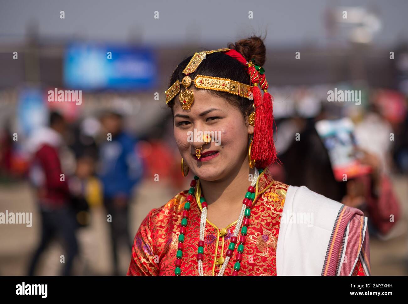 Kathmandu, Nepal. 25th Gen 2020. Una donna Tamang in un abbigliamento tradizionale durante la celebrazione.la comunità Tamang celebra Sonam Losar o Capodanno che si verifica contemporaneamente con il cinese e mongolo nuovo anno. Credit: Sopa Images Limited/Alamy Live News Foto Stock