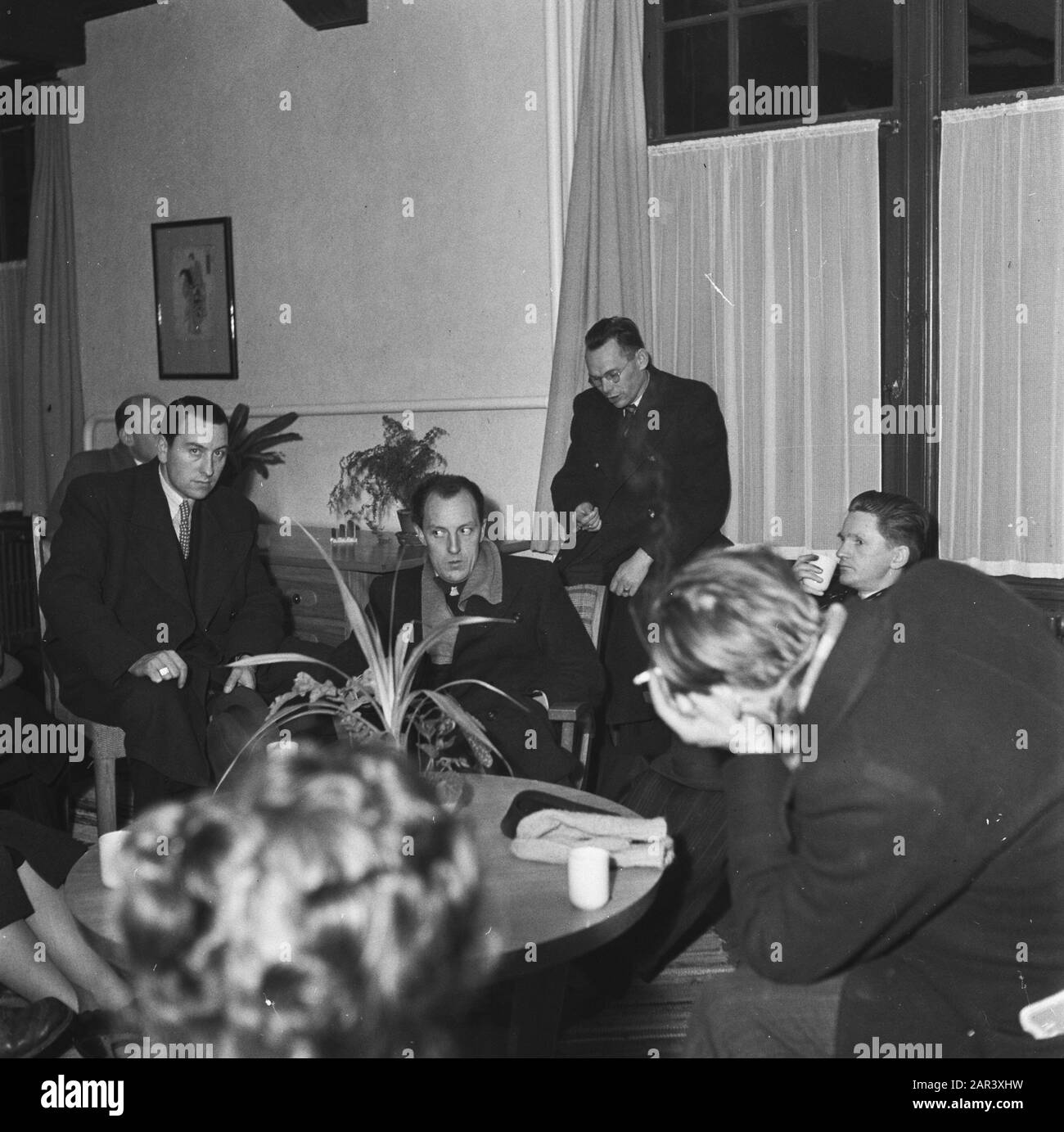 Recupero sito per i lavoratori illegali in villa Duinhage a Bentveld Data: 21 novembre 1945 luogo: Bentveld Parole Chiave: Siti di riparazione, seconda guerra mondiale, infermieristica persona: Duinhage Foto Stock