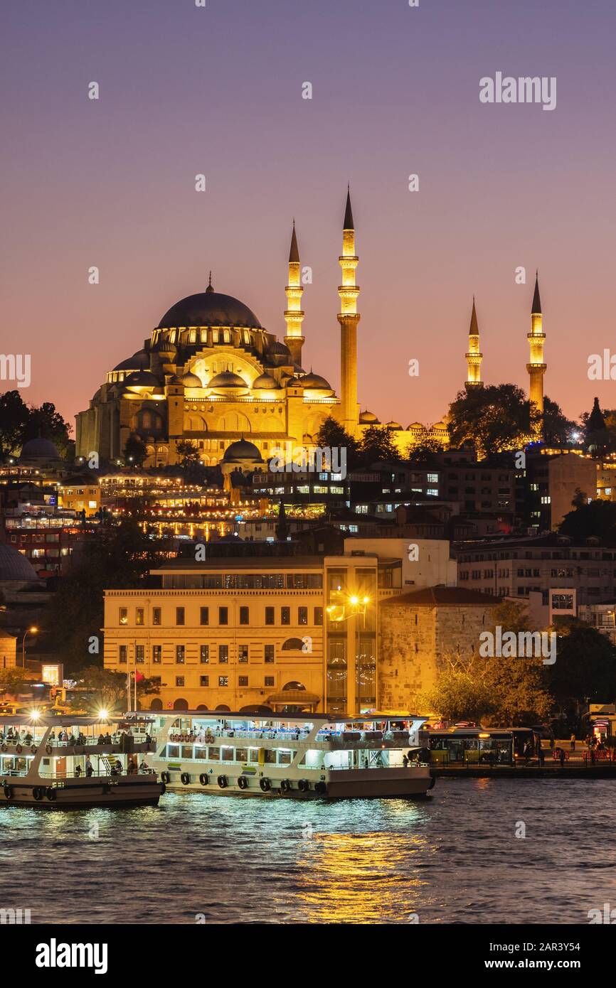 Moschea Suleymaniye e barche turistiche al crepuscolo a Istanbul, Turchia Foto Stock