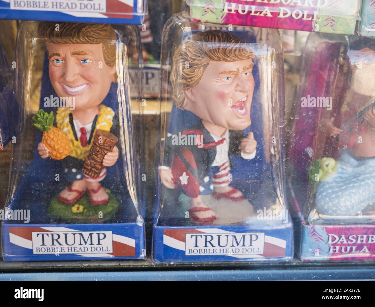 Honolulu, Hawaii, Stati Uniti. 19th dicembre 2019. Novità Trump Bobble Head Dolls in vendita in mostra in una vetrina di un negozio di souvenir, Waikiki, Honolulu, Hawaii. Credito: Bayne Stanley/Zuma Wire/Alamy Live News Foto Stock