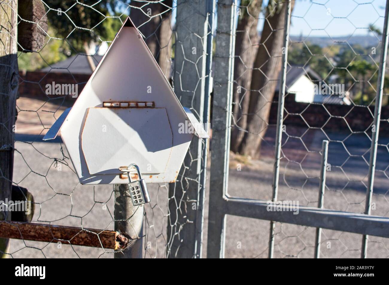 Una scatola postale privata con lucchetto. Foto Stock