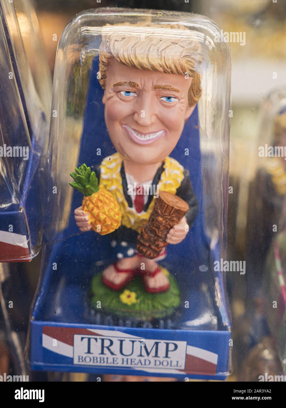 Honolulu, Hawaii, Stati Uniti. 19th dicembre 2019. Una novità Trump Bobble Head Doll in vendita in esposizione in una vetrina di un negozio di souvenir, Waikiki, Honolulu, Hawaii. Credito: Bayne Stanley/Zuma Wire/Alamy Live News Foto Stock