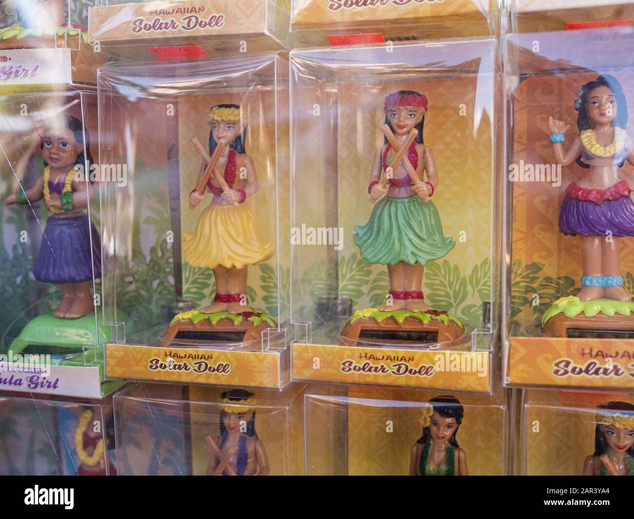 Honolulu, Hawaii, Stati Uniti. 19th dicembre 2019. Hula Solar Dolls in vendita in vetrina in una vetrina di souvenir, Waikiki, Honolulu, Hawaii. Credito: Bayne Stanley/Zuma Wire/Alamy Live News Foto Stock