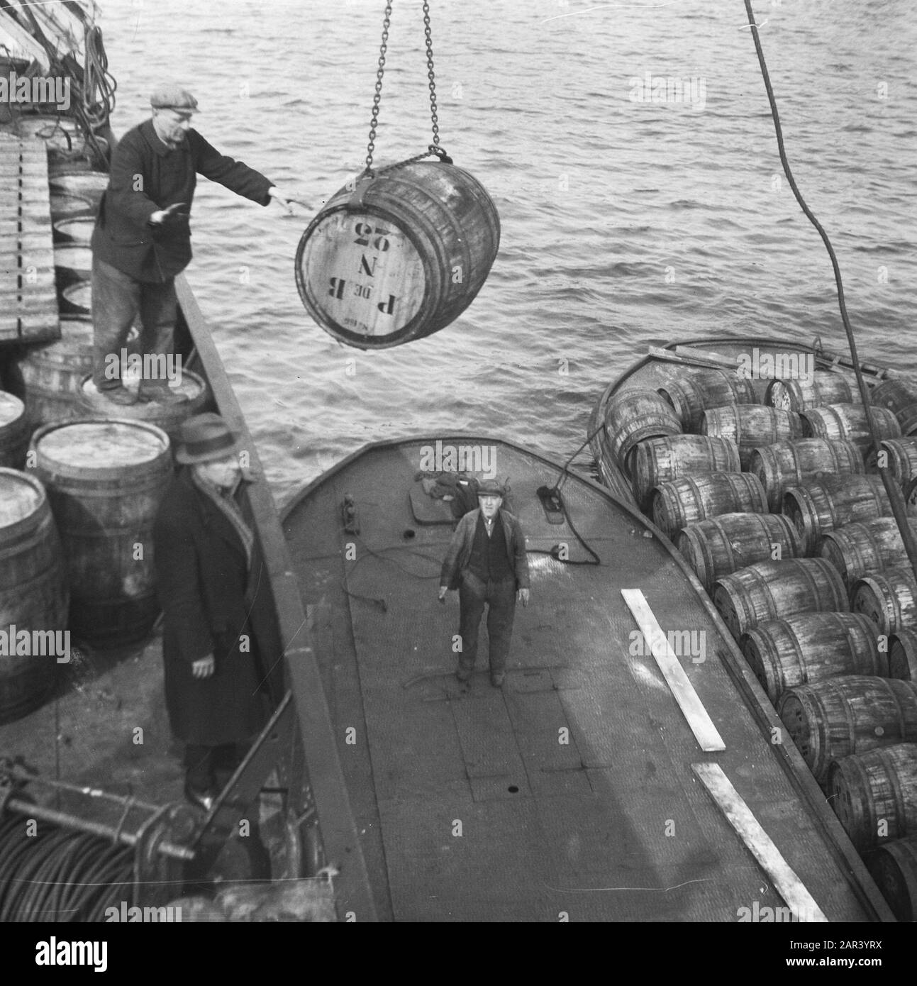 Scarico vino per la Chiesa Cattolica Romana Data: 8 Aprile 1946 Parole Chiave: LISSEN, VINO Foto Stock