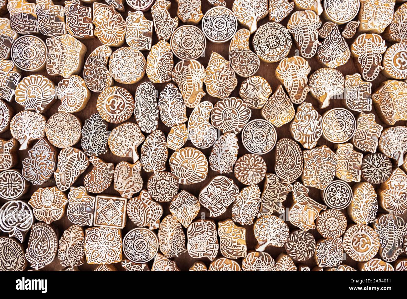 Francobolli di legno blocchi di stampa intagliati a mano per la vendita sul mercato della strada in India Foto Stock