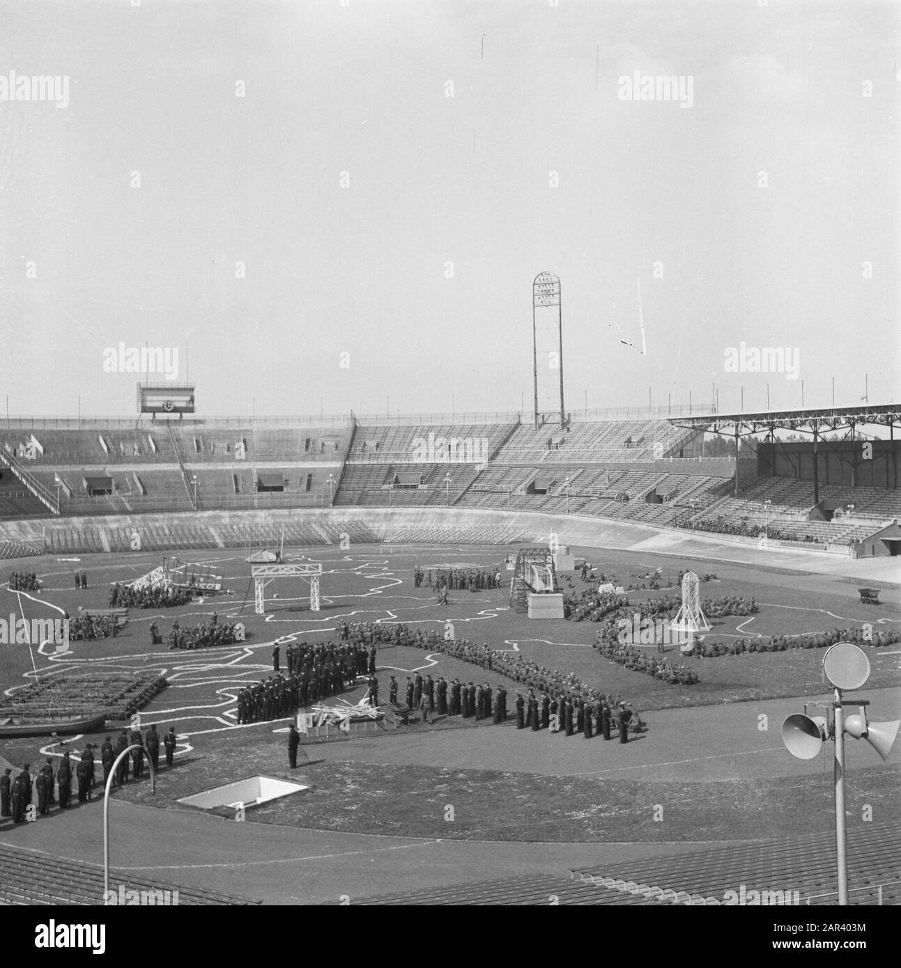 Prove generali per il gioco della Liberazione, che saranno eseguite il 4 e 6 maggio 1946 alle prove generali dello Stadio Olimpico per il gioco della Liberazione, che saranno eseguite il 4 e 6 maggio 1946 nello Stadio Olimpico Annotazione: Panoramica Data: 2 maggio 1946 luogo: Amsterdam Parole Chiave: teatro all'aperto Foto Stock