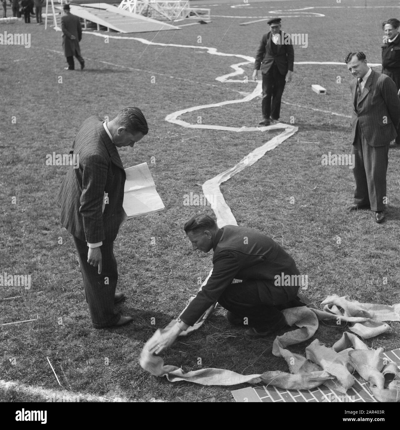Prove generali per il gioco della Liberazione, che si terranno il 4 e 6 maggio 1946 alle prove generali dello Stadio Olimpico per il gioco della Liberazione, che si terranno il 4 e 6 maggio 1946 nello Stadio Olimpico Data: 2 maggio 1946 luogo: Amsterdam Parole Chiave: teatro all'aperto Foto Stock