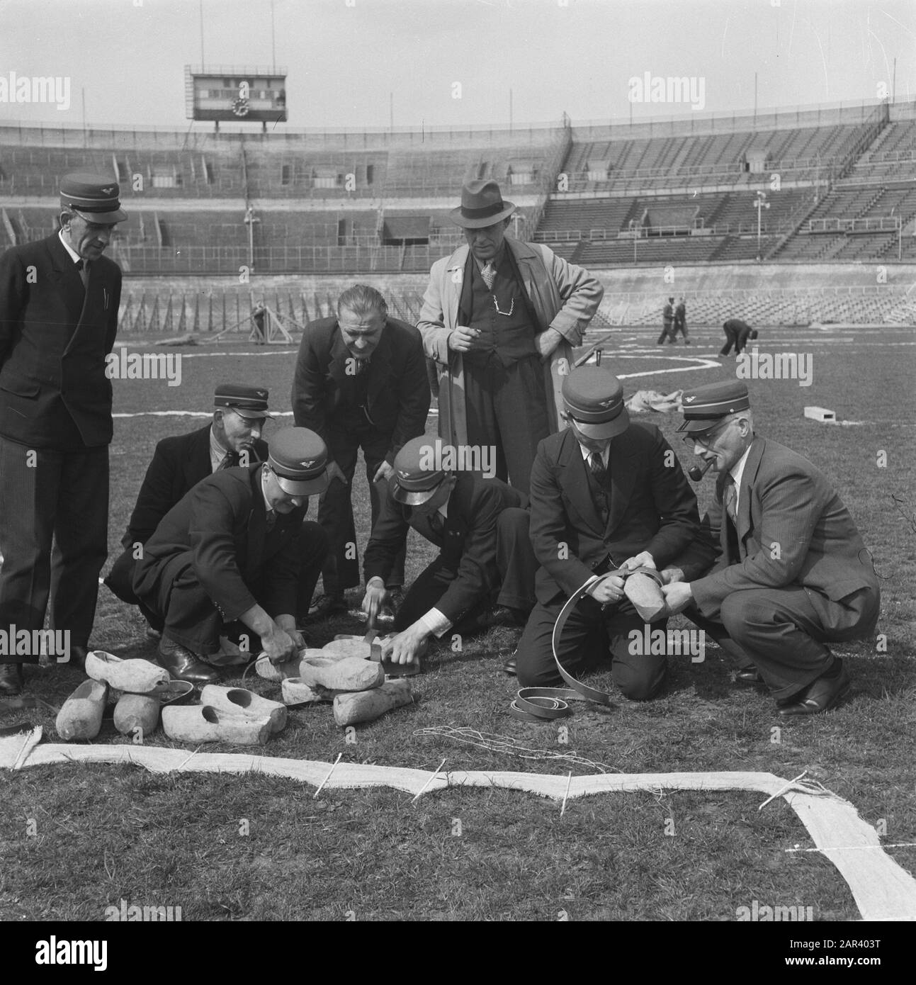 Prove generali per il gioco della Liberazione, che si terranno il 4 e 6 maggio 1946 alle prove generali dello Stadio Olimpico per il gioco della Liberazione, che si terranno il 4 e 6 maggio 1946 nell'Annotazione dello Stadio Olimpico: Personale delle Ferrovie olandesi fa i zoccoli Data: 2 maggio 1946 luogo: Amsterdam Parole Chiave: Teatro all'aperto Foto Stock