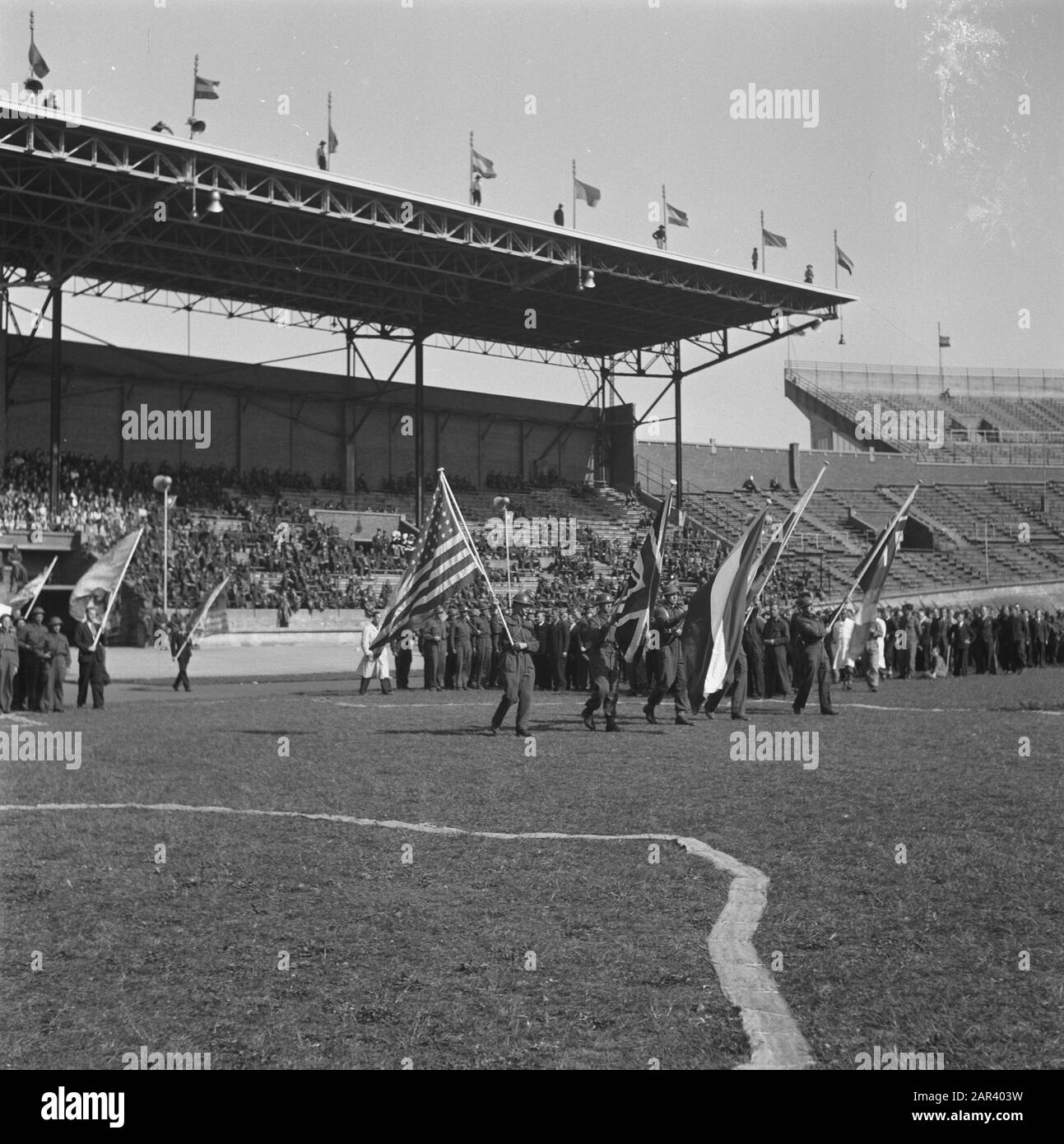 Prove generali per il gioco della Liberazione, che si terranno il 4 e 6 maggio 1946 alle prove generali dello Stadio Olimpico per il gioco della Liberazione, che si terranno il 4 e 6 maggio 1946 nello Stadio Olimpico di Amsterdam Annotazione: Bandiere degli Alleati Data: 3 maggio 1946 Ubicazione: Amsterdam Parole Chiave: Teatro all'aperto, prove Nome dell'istituzione: Stadio Olimpico Foto Stock