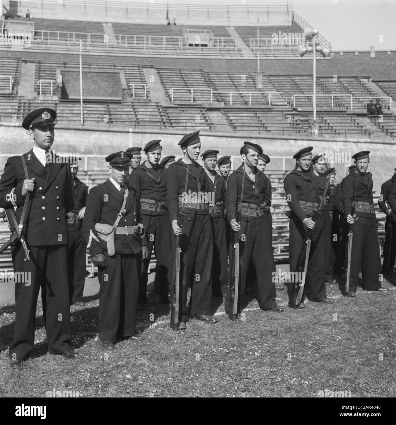 Prove generali per il gioco della Liberazione, che si terranno il 4 e 6 maggio 1946 alle prove generali dello Stadio Olimpico per il gioco della Liberazione, che si terranno il 4 e 6 maggio 1946 nello Stadio Olimpico di Amsterdam Annotazione: Detachemnt Royal Navy si trova in ufficio Data: 3 maggio 1946 luogo: Amsterdam Parole Chiave: Open air Theatre, prove Institution name: Olympic Stadium Foto Stock