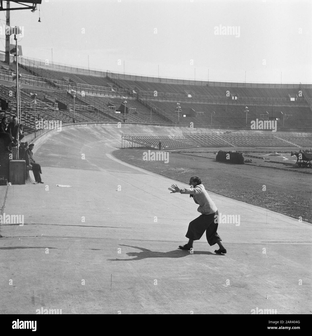 Prove generali per il gioco della Liberazione, che si terranno il 4 e 6 maggio 1946 alle prove generali dello Stadio Olimpico per il gioco della Liberazione, che si terranno il 4 e 6 maggio 1946 nell'Annotazione dello Stadio Olimpico: Il Direttore Carel Briels dà indicazioni Data: 2 maggio 1946 Ubicazione: Amsterdam Parole Chiave: Teatro all'aperto Nome personale: Briels, Carel Foto Stock