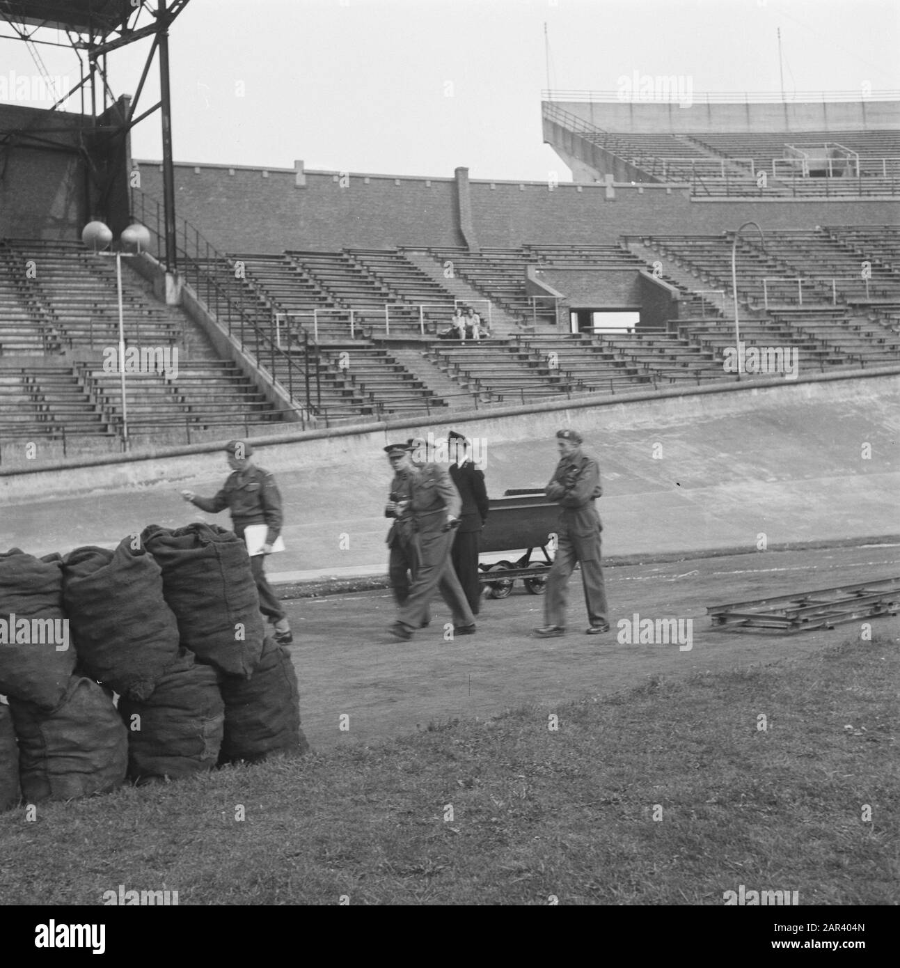 Prove generali per il gioco della Liberazione, che si terranno il 4 e 6 maggio 1946 alle prove generali dello Stadio Olimpico per il gioco della Liberazione, che si terranno il 4 e 6 maggio 1946 nello Stadio Olimpico Data: 2 maggio 1946 luogo: Amsterdam Parole Chiave: teatro all'aperto Foto Stock