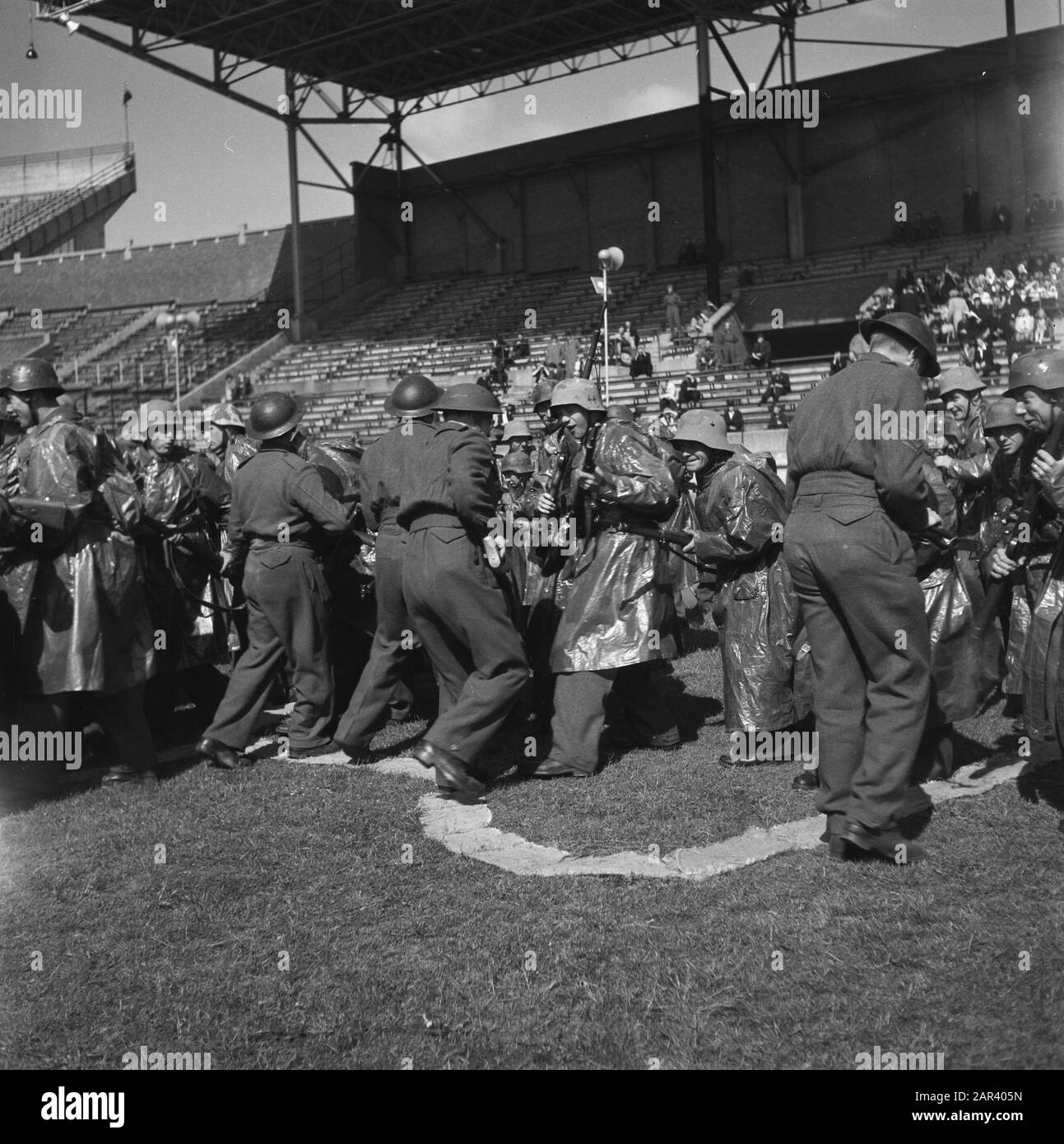 Prove generali per il gioco della Liberazione, che si terranno il 4 e 6 maggio 1946 alle prove generali dello Stadio Olimpico per il gioco della Liberazione, che si terranno il 4 e 6 maggio 1946 nello Stadio Olimpico di Amsterdam Data: 3 maggio 1946 Parole Chiave: Teatro all'aperto, prove Nome dell'istituzione: Stadio Olimpico Foto Stock