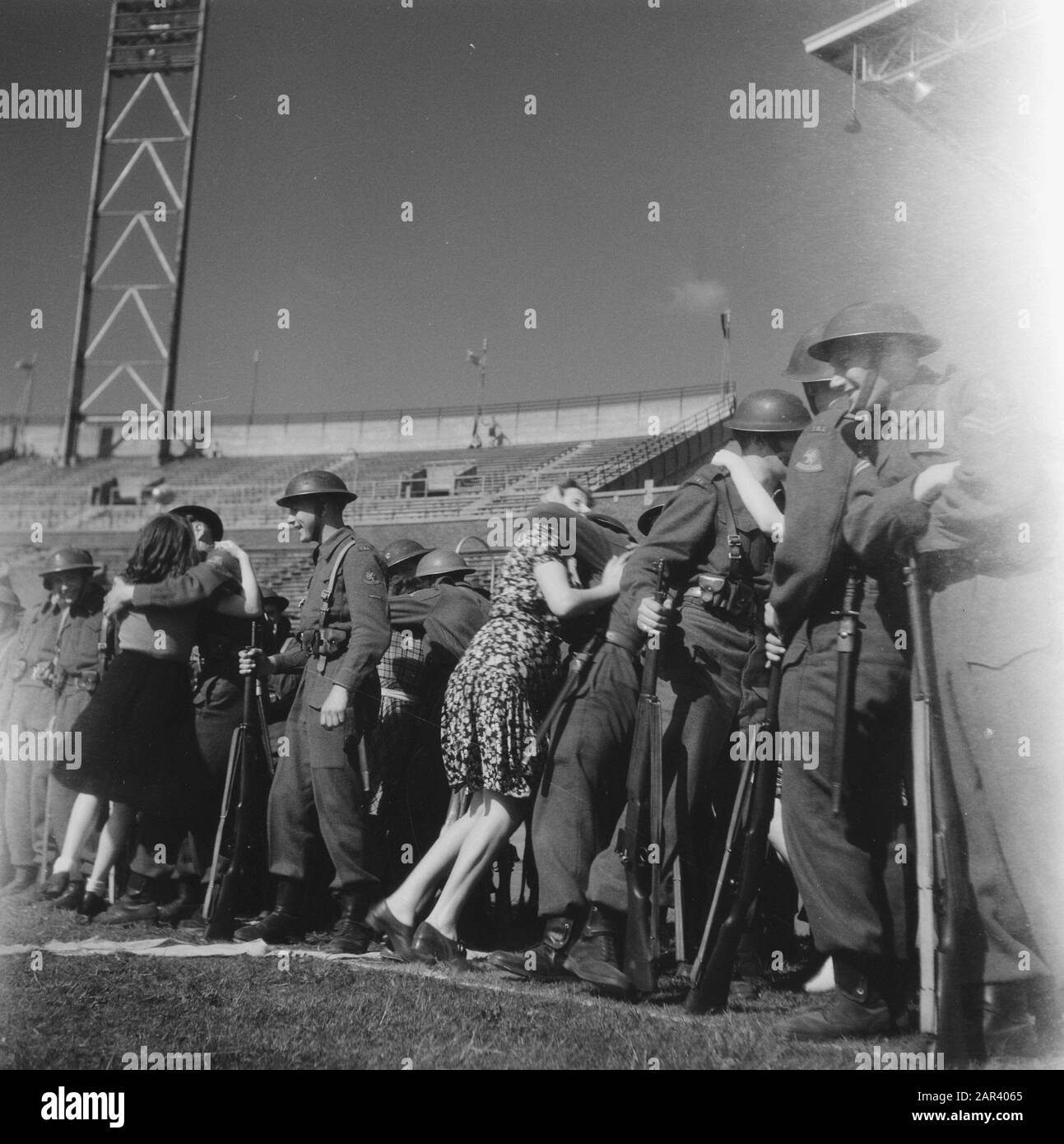 Prove generali per il gioco della Liberazione, che si terranno il 4 e 6 maggio 1946 alle prove generali dello Stadio Olimpico per il gioco della Liberazione, che si terranno il 4 e 6 maggio 1946 nello Stadio Olimpico di Amsterdam Annotazione: I liberatori sono abbracciati Data: 3 maggio 1946 Ubicazione: Amsterdam Parole Chiave: Teatro all'aperto, prove Nome dell'istituzione: Stadio Olimpico Foto Stock