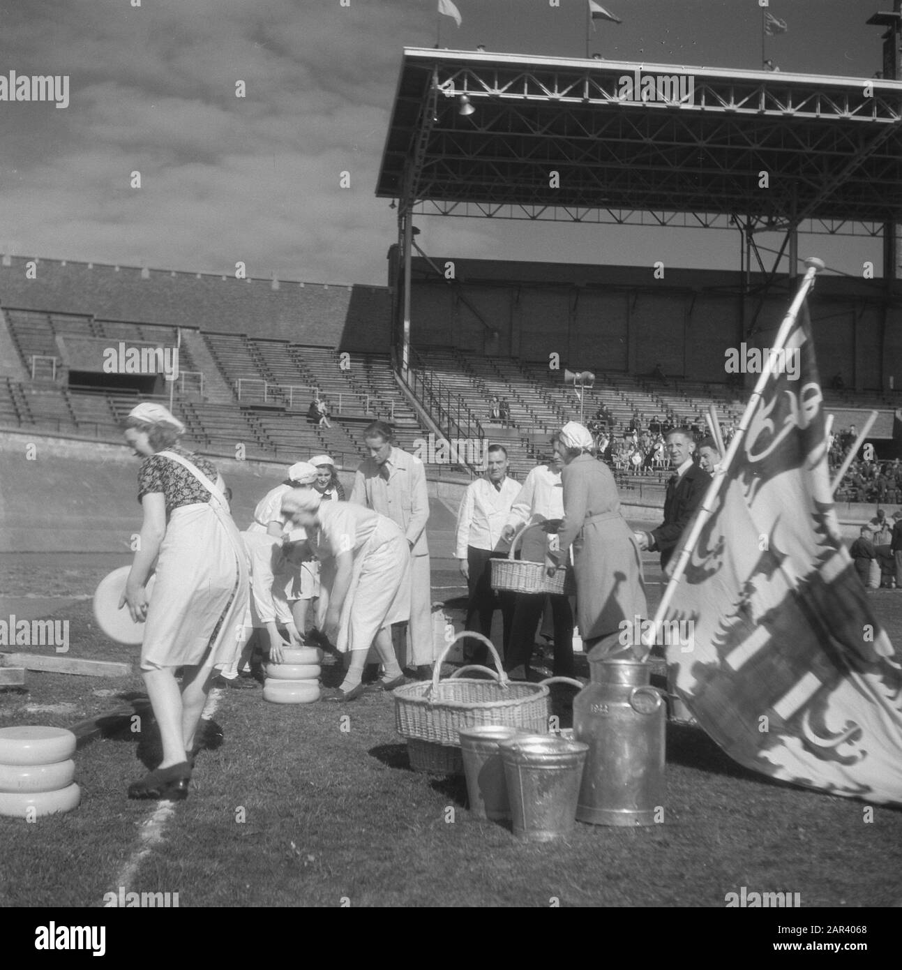 Prove generali per il gioco della Liberazione, che si terranno il 4 e 6 maggio 1946 alle prove generali dello Stadio Olimpico per il gioco della Liberazione, che si terranno il 4 e 6 maggio 1946 nello Stadio Olimpico di Amsterdam Annotazione: Formaggi e cestini alla bandiera provinciale Data: 3 maggio 1946 luogo: Amsterdam Parole Chiave: Teatro all'aperto, prove Nome dell'istituzione: Stadio Olimpico Foto Stock
