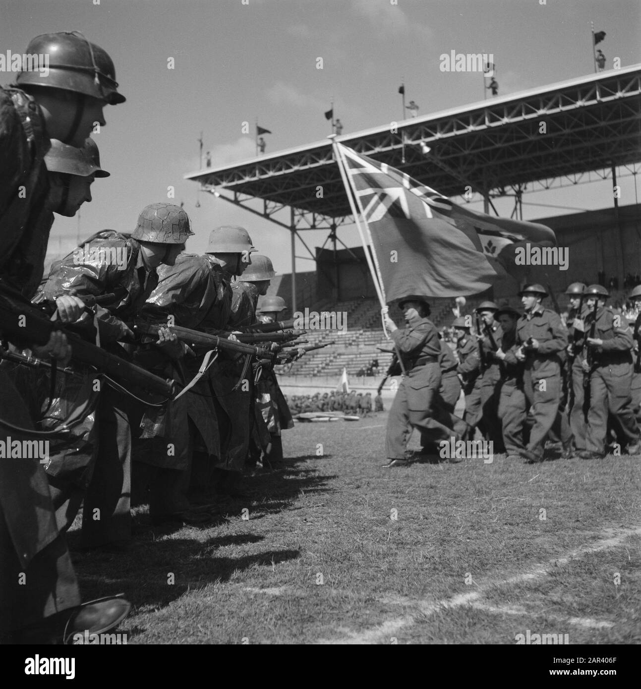 Prove generali per il gioco della Liberazione, che si terranno il 4 e 6 maggio 1946 alle prove generali dello Stadio Olimpico per il gioco della Liberazione, che si terranno il 4 e 6 maggio 1946 nello Stadio Olimpico di Amsterdam Annotazione: Battaglia tra tedeschi e canadesi. Bandiera della Marina canadese Data: 3 maggio 1946 luogo: Amsterdam Parole Chiave: Teatro all'aperto, prove Nome istituzione: Olympic Stadium Foto Stock