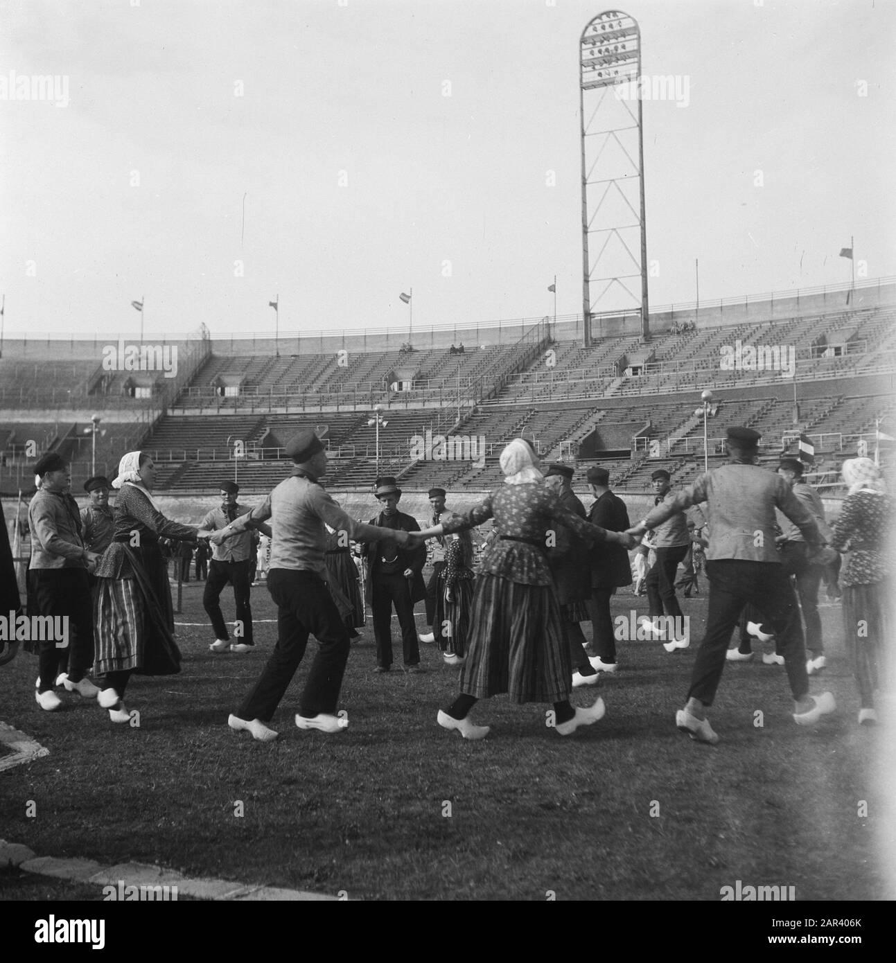 Prove generali per il gioco della Liberazione, che si terranno il 4 e 6 maggio 1946 alle prove generali dello Stadio Olimpico per il gioco della Liberazione, che si terranno il 4 e 6 maggio 1946 nello Stadio Olimpico di Amsterdam Annotazione: Gruppo di danza Veluwse Data: 3 maggio 1946 Ubicazione: Amsterdam Parole Chiave: Teatro all'aperto, prove Nome dell'istituzione: Stadio Olimpico Foto Stock