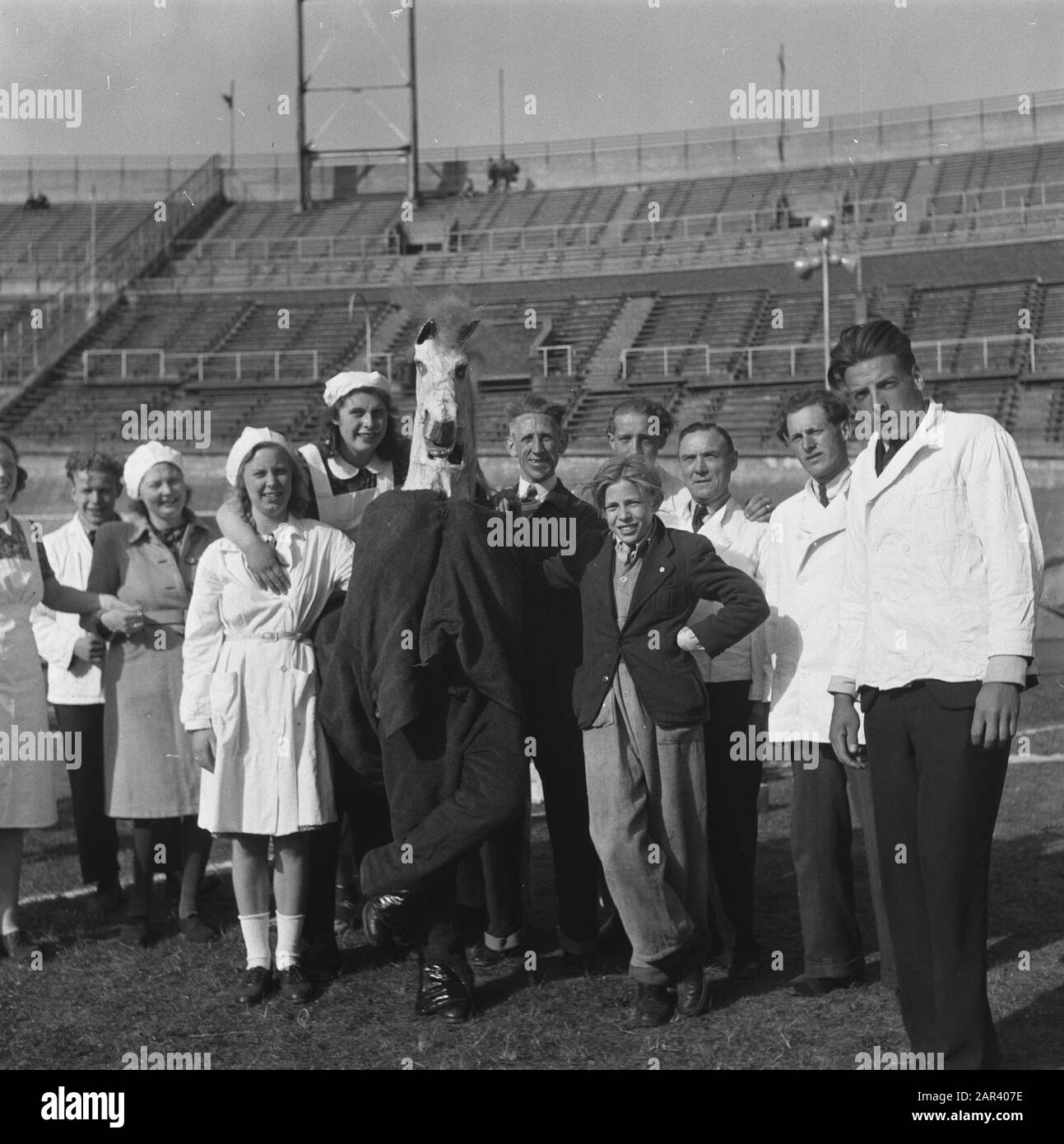 Prove generali per il gioco della Liberazione, che si terranno il 4 e 6 maggio 1946 alle prove generali dello Stadio Olimpico per il gioco della Liberazione, che si terranno il 4 e 6 maggio 1946 nello Stadio Olimpico di Amsterdam Annotazione: Extra di gruppo di cui uno vestito da cavallo Data: 3 maggio 1946 luogo: Amsterdam Parole Chiave: Teatro all'aperto, prove Nome istituzione: Olympic Stadion Foto Stock