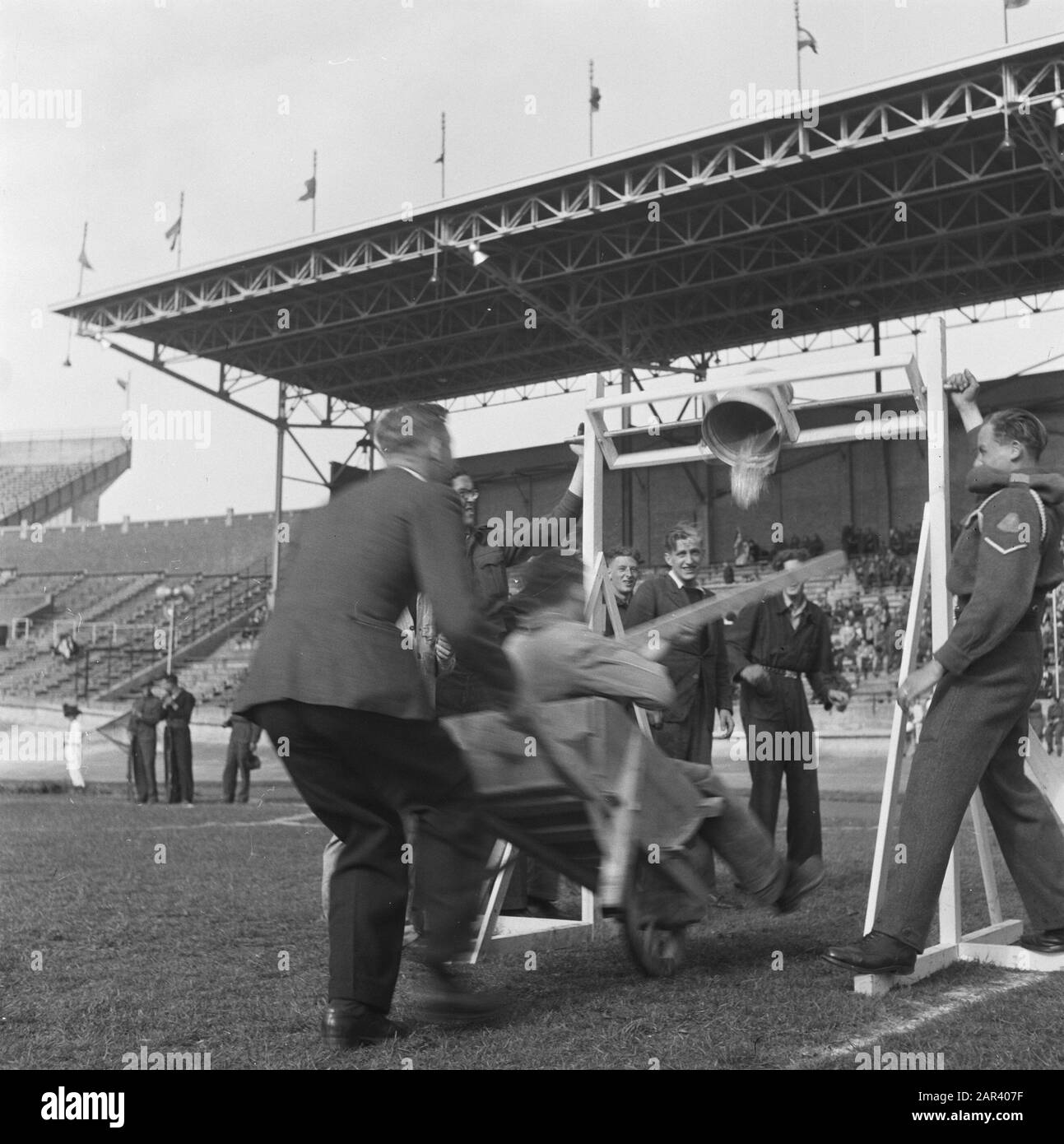 Prove generali per il gioco della Liberazione, che si terranno il 4 e 6 maggio 1946 alle prove generali dello Stadio Olimpico per il gioco della Liberazione, che si terranno il 4 e 6 maggio 1946 nello Stadio Olimpico di Amsterdam Annotazione: Collaboratore è messo sotto una doccia d'acqua involontaria con una carriola Data: 3 Maggio 1946 luogo: Amsterdam Parole Chiave: Teatro all'aperto, prove Nome dell'istituzione: Olympic Stadium Foto Stock