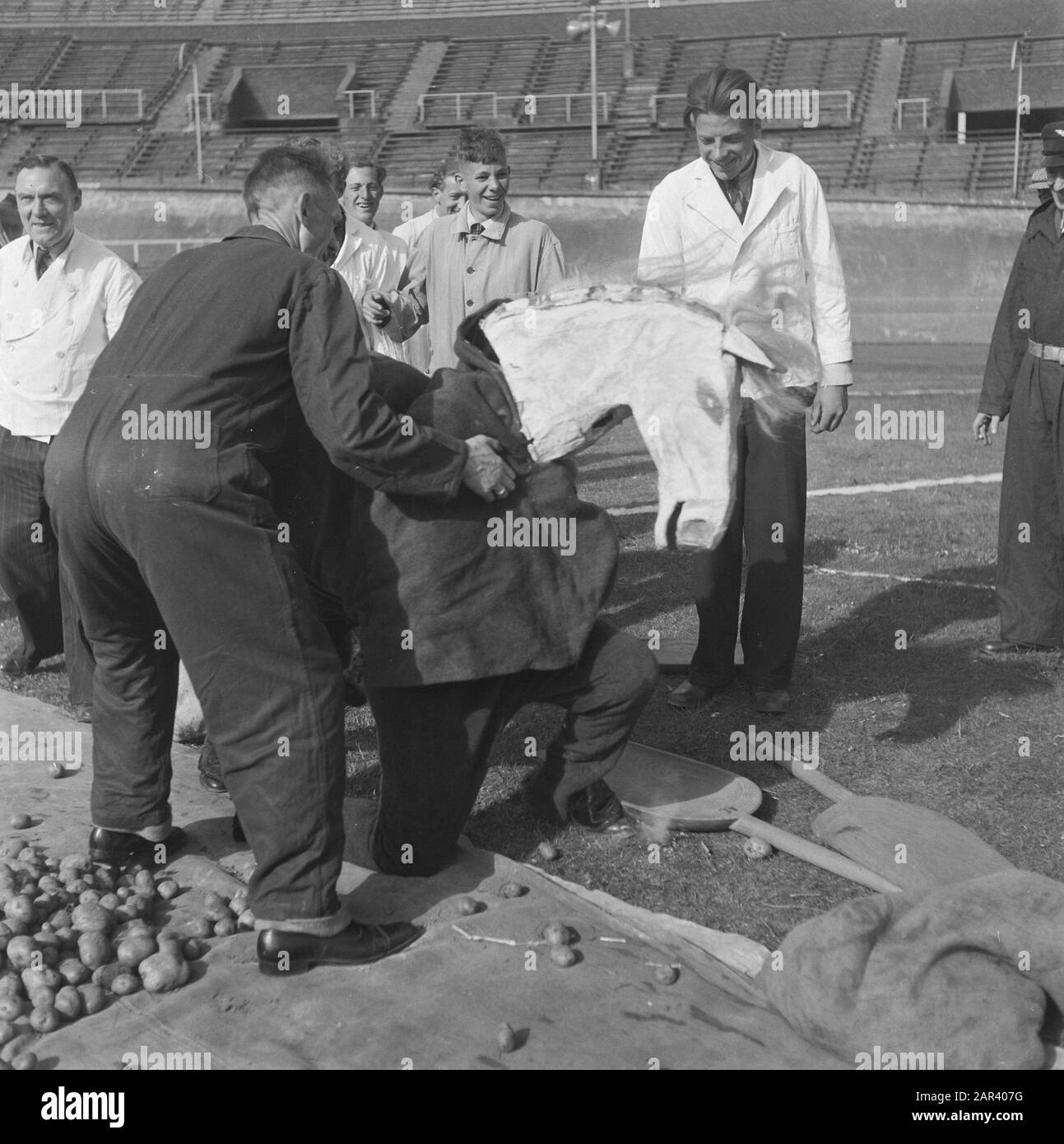 Prove generali per il gioco della Liberazione, che si terranno il 4 e 6 maggio 1946 alle prove generali dello Stadio Olimpico per il gioco della Liberazione, che si terranno il 4 e 6 maggio 1946 nello Stadio Olimpico di Amsterdam Annotazione: Extra di gruppo di cui uno vestito da cavallo Data: 3 maggio 1946 luogo: Amsterdam Parole Chiave: Teatro all'aperto, prove Nome istituzione: Olympic Stadion Foto Stock