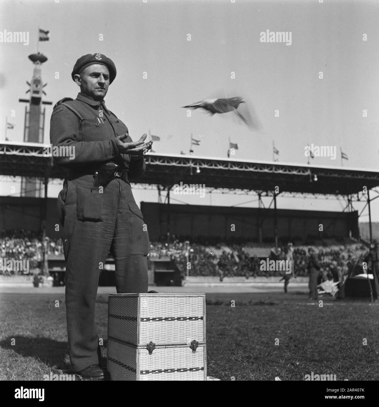 Prove generali per il gioco della Liberazione, che si terranno il 4 e 6 maggio 1946 alle prove generali dello Stadio Olimpico per il gioco della Liberazione, che si terranno il 4 e 6 maggio 1946 nello Stadio Olimpico di Amsterdam Annotazione: Un piccione viene rilasciato Data: 3 maggio 1946 Ubicazione: Amsterdam Parole Chiave: Teatro all'aperto, prove Nome dell'istituzione: Stadio Olimpico Foto Stock
