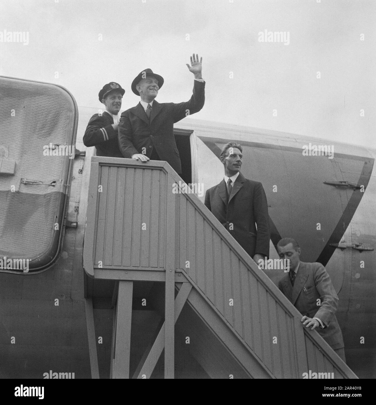 KLM [Man (Plesman?) Dondoli dalle scale di volo di un aereo militare] Data: 4 luglio 1946 Parole Chiave: Aeroporti Nome dell'istituzione: KLM Foto Stock