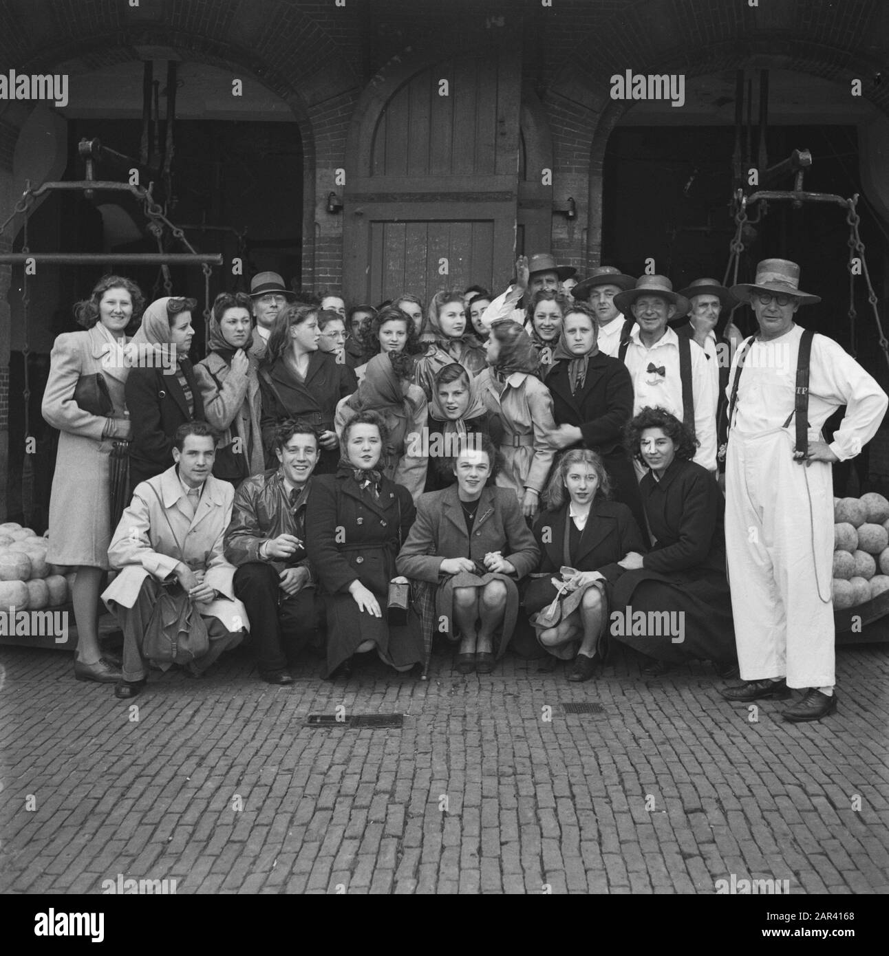 Gruppo di studenti inglesi al mercato del formaggio Data: 23 settembre 1946 Parole Chiave: SCHOLYS, mercato del formaggio Nome personale: Gruppo Foto Stock