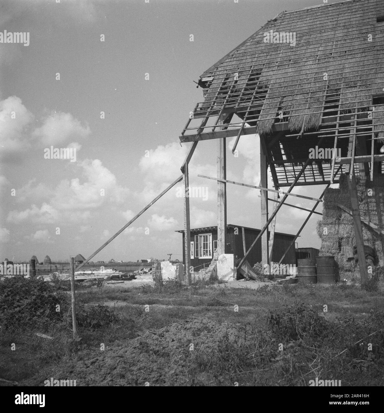 Serie Wieringermeer. Fienile tratteggiato con casa di emergenza. Data: 26 Agosto 1946 Luogo: Noord-Holland, Wieringermeer Parole Chiave: Schuren Foto Stock