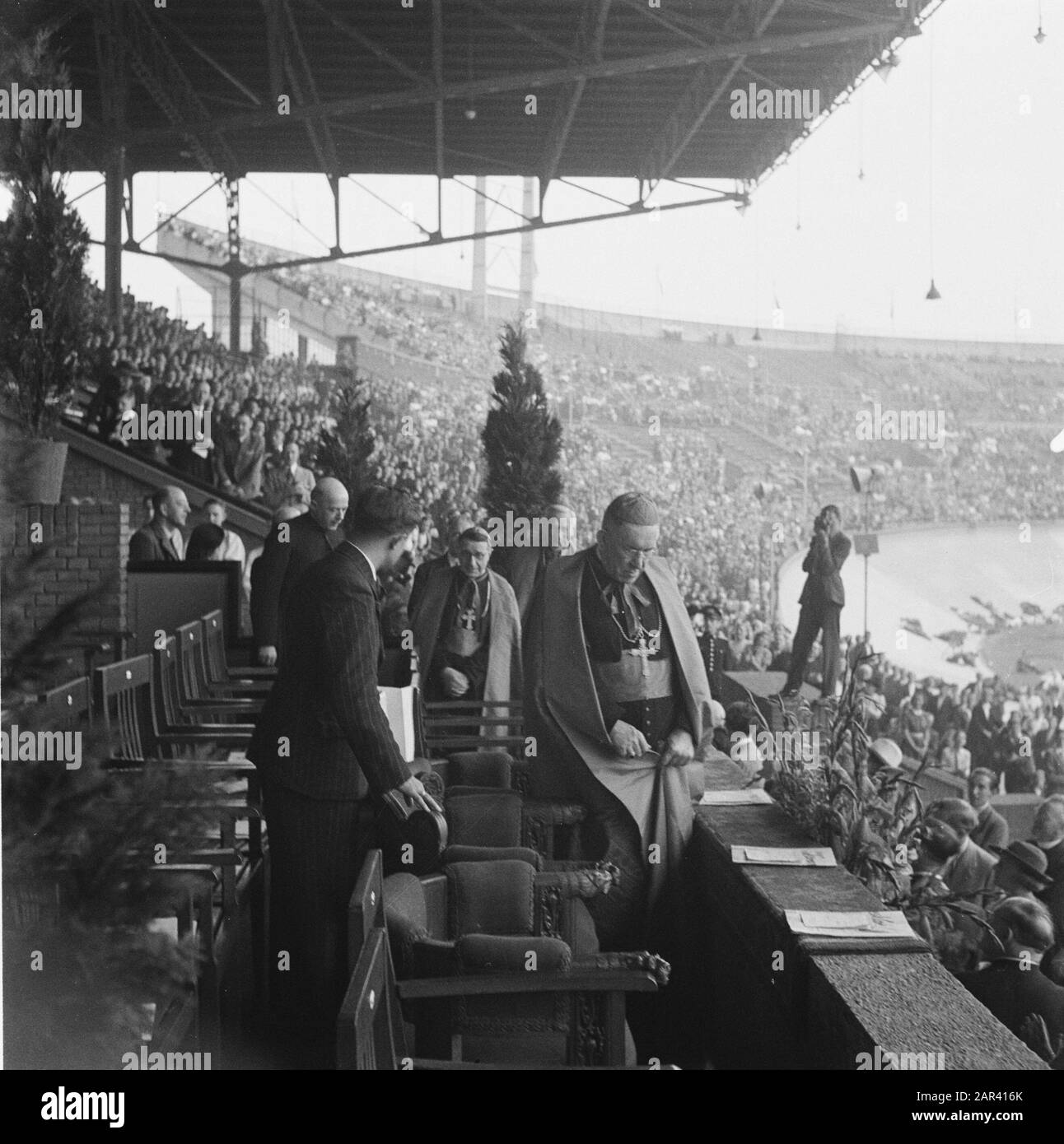 Congresso Kajotter Stadio Olimpico Annotazione: [Movimento dei giovani KAJ; Gioventù Degli Operai cattolici] [il Cardinale de Jong ha luogo nella galleria onoraria] Data: 25 agosto 1946 Parole Chiave: Stadion Foto Stock