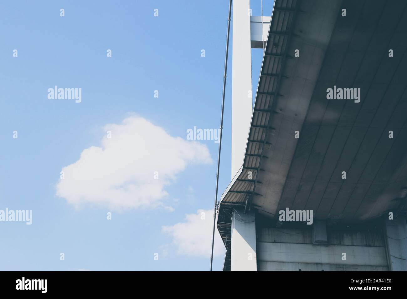 Un'immagine ad angolo basso di un ponte con cielo blu spazio di copia Foto Stock
